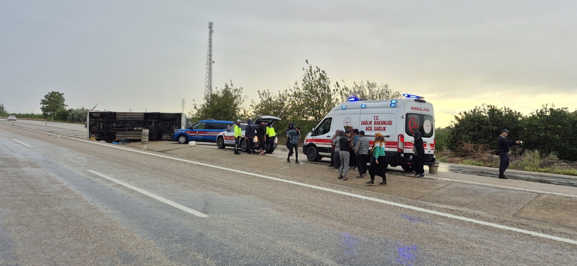 ADANA’DA TARIM İŞÇİLERİNİ TAŞIYAN MİNİBÜS DEVRİLDİ: 11 YARALI