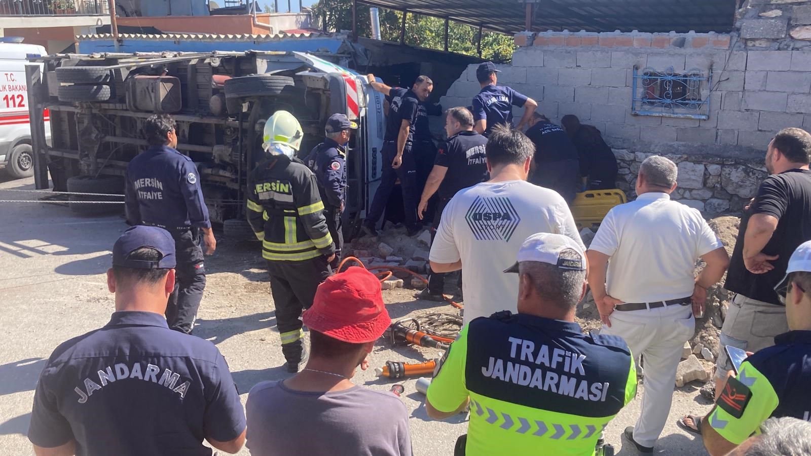 KAMYONET 2 EVİN ARASINDAKİ DEPOYA GİRDİ, YARALILAR EKİPLERİN ÇALIŞMASIYLA KURTARILDI