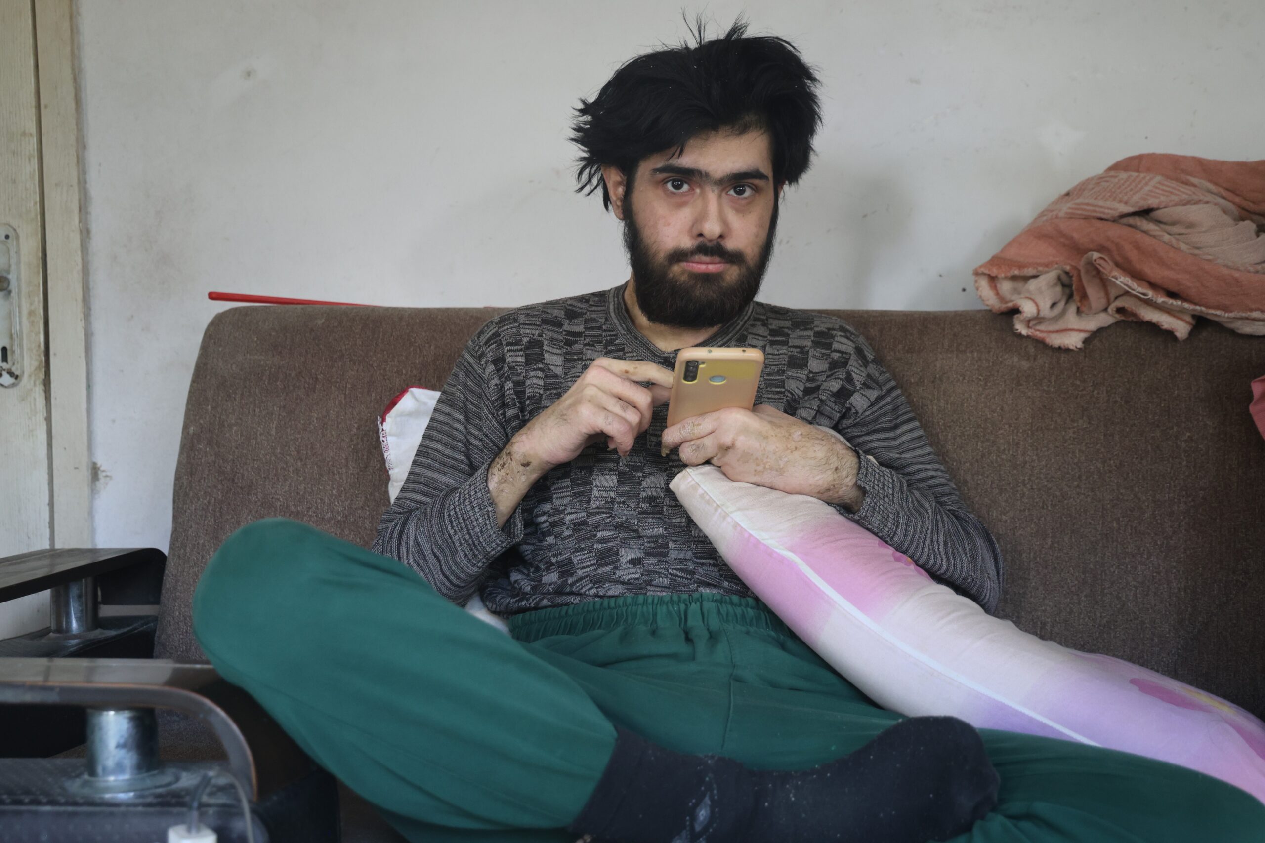 TELEFON BAĞIMLISI GENÇ: 3 YILDIR EVDEN DIŞARI NE TEK BİR ADIM ATTI NE DE BESLENMEK DIŞINDA BİR ŞEY YAPTI