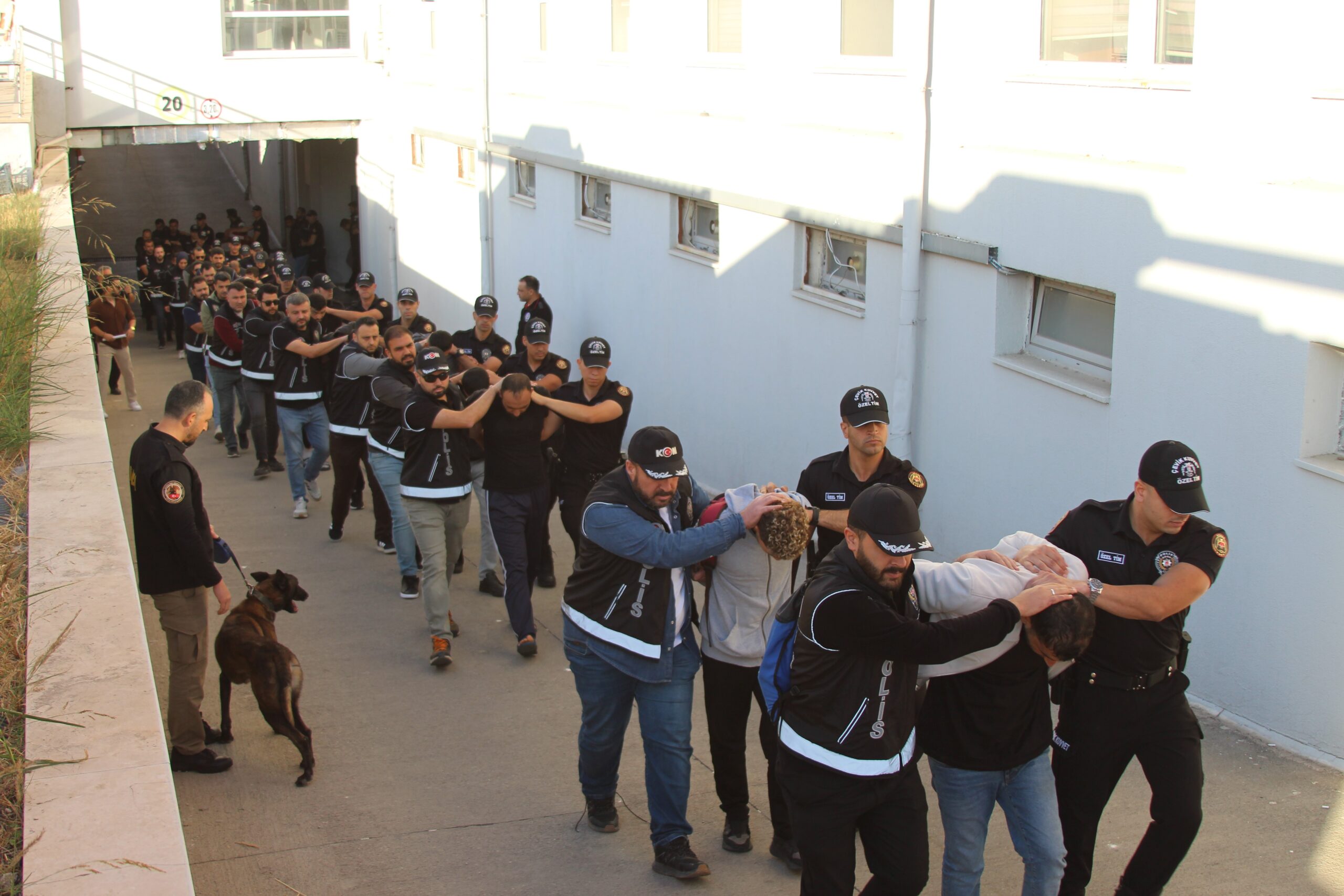 HELİKOPTERLERİN GÖZETİMİNDE “BAYĞARALAR”ÇETESİ ADLİYEYE SEVK EDİLDİ