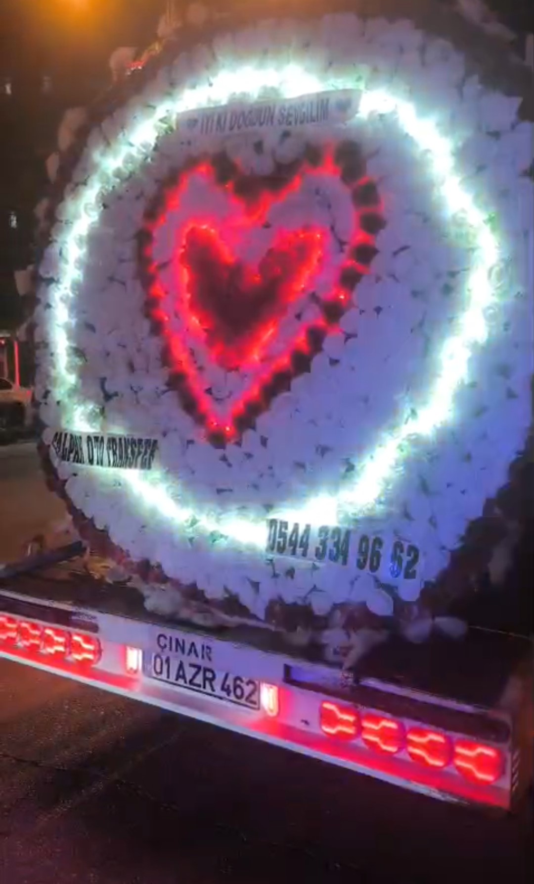 ÇEKİCİYLE TRAFİKTE “İYİ Kİ DOĞDUN SEVGİLİM” SÜRPRİZİ PAHALIYA PATLADI