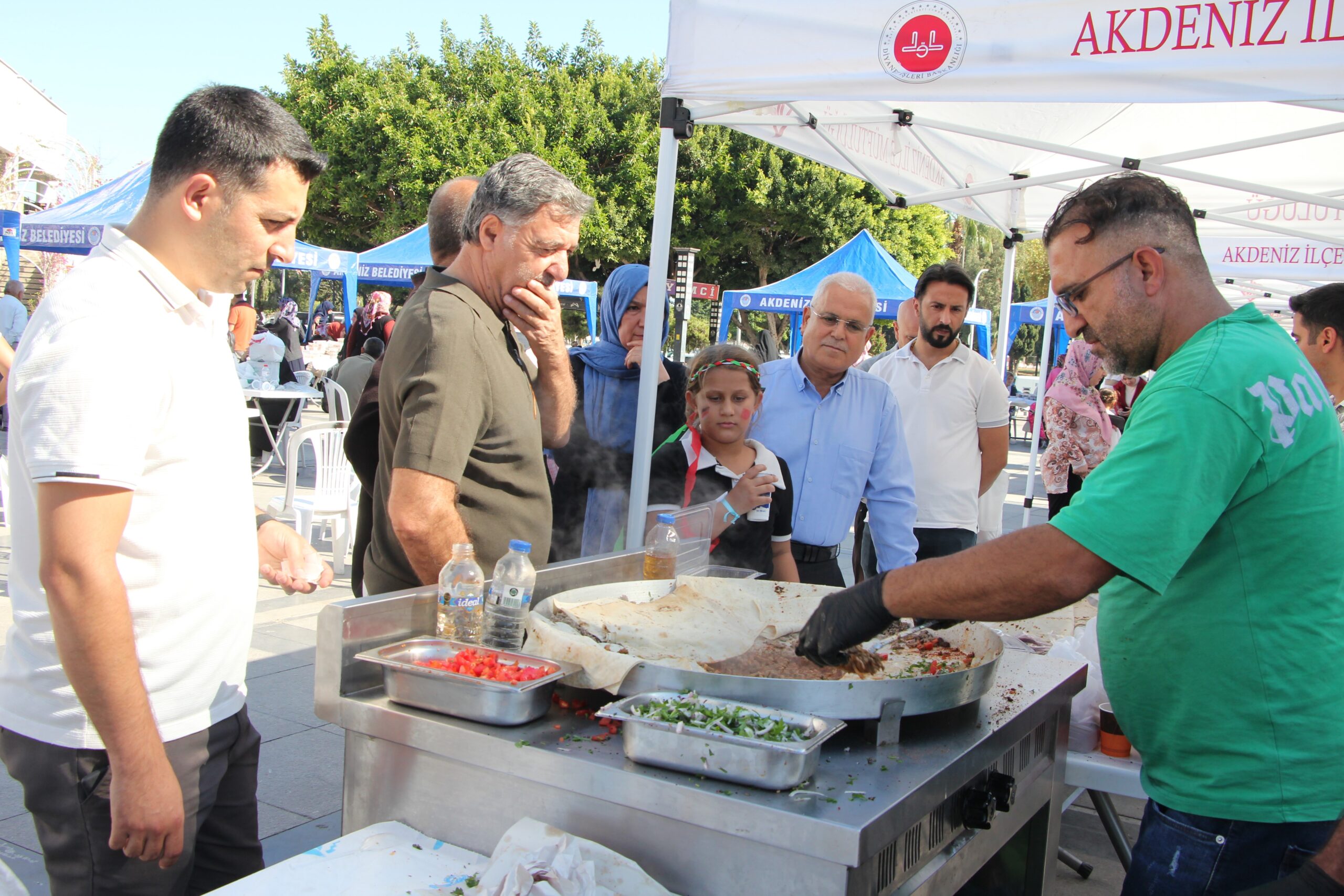 MERSİN’DE DÖNERDEN TANTUNİYE HAYIR ÇARŞISI YOĞUN İLGİ GÖRDÜ