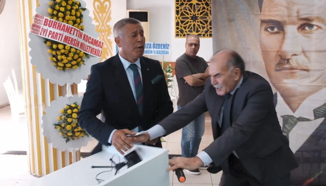 İYİ PARTİ KONGRESİNDE GERGİN ANLAR, KÜRSÜYÜ BİLE DEVİRDİLER