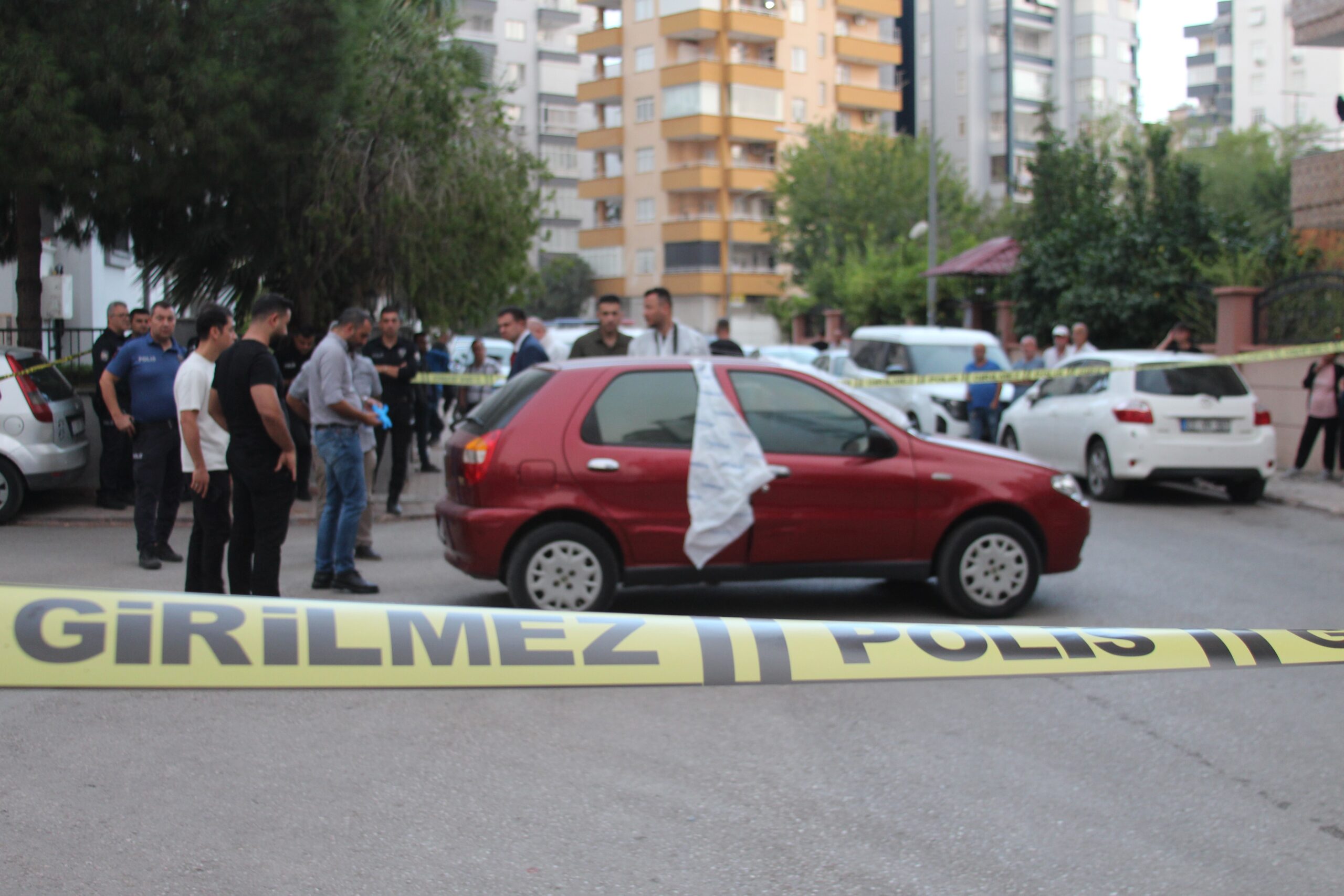 OTOMOBİLDE SIR ÖLÜM: DARP İZLERİNE RASTLANDI