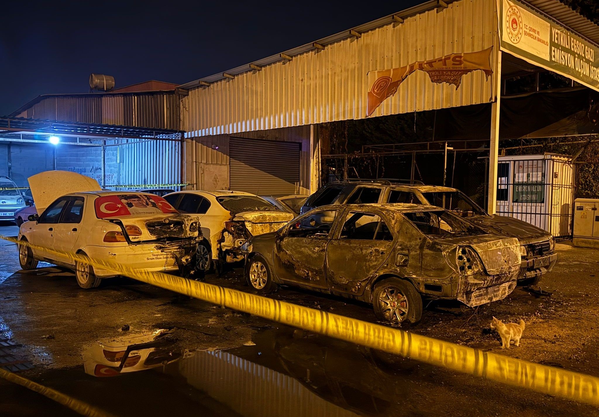 MERSİN’DE SANAYİ SİTESİNDE PARK HALİNDEKİ 5 ARAÇ KUNDAKLANDI