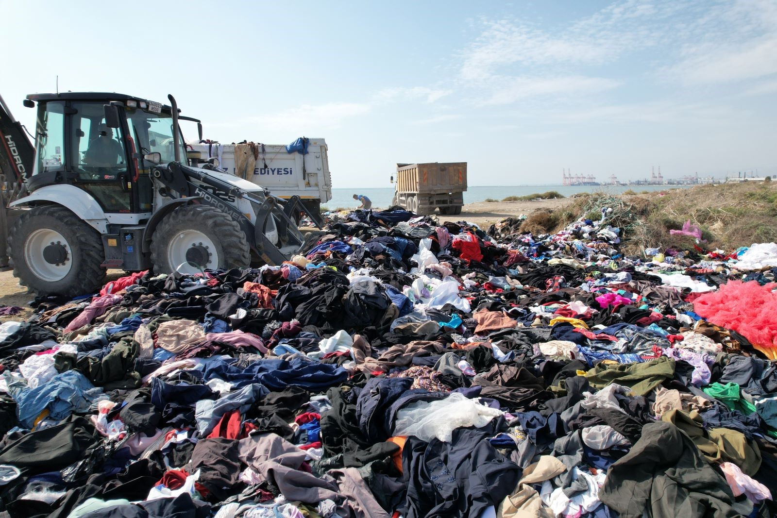 MERSİN SAHİLİNDE TEPKİ ÇEKEN GÖRÜNTÜ: TONLARCA TEKSTİL ATIĞI SAHİLE DÖKÜLDÜ