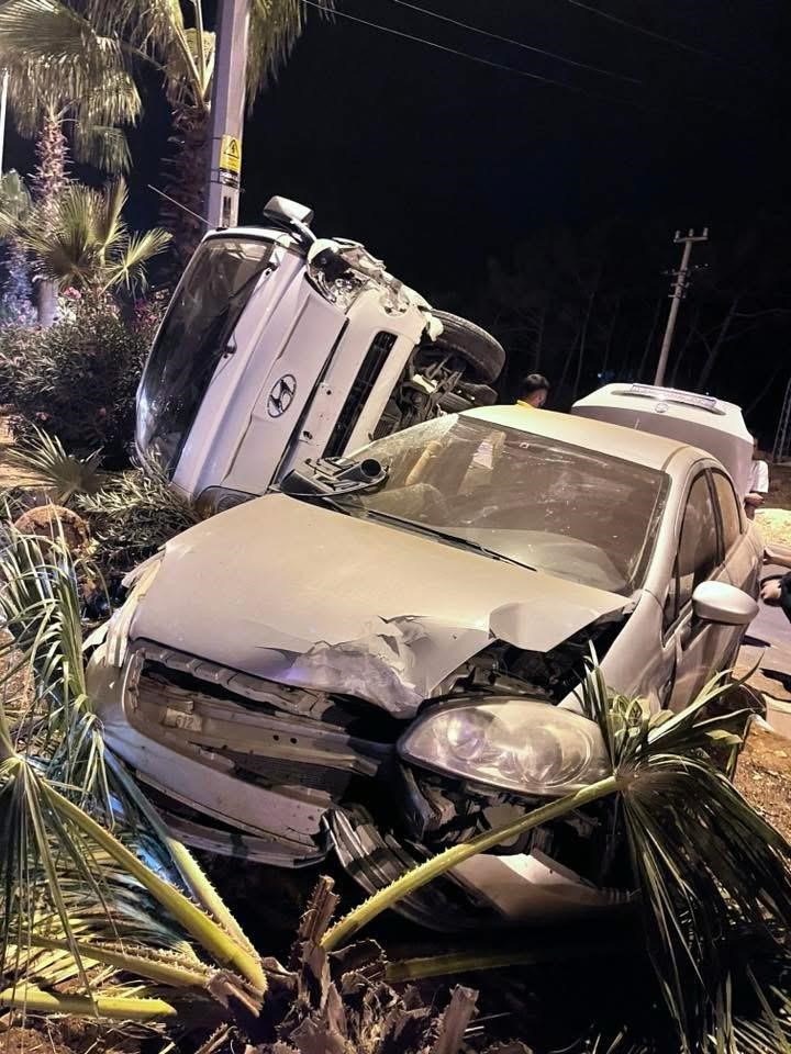 KAMYONET İLE OTOMOBİL ÇARPIŞTI: 4 YARALI