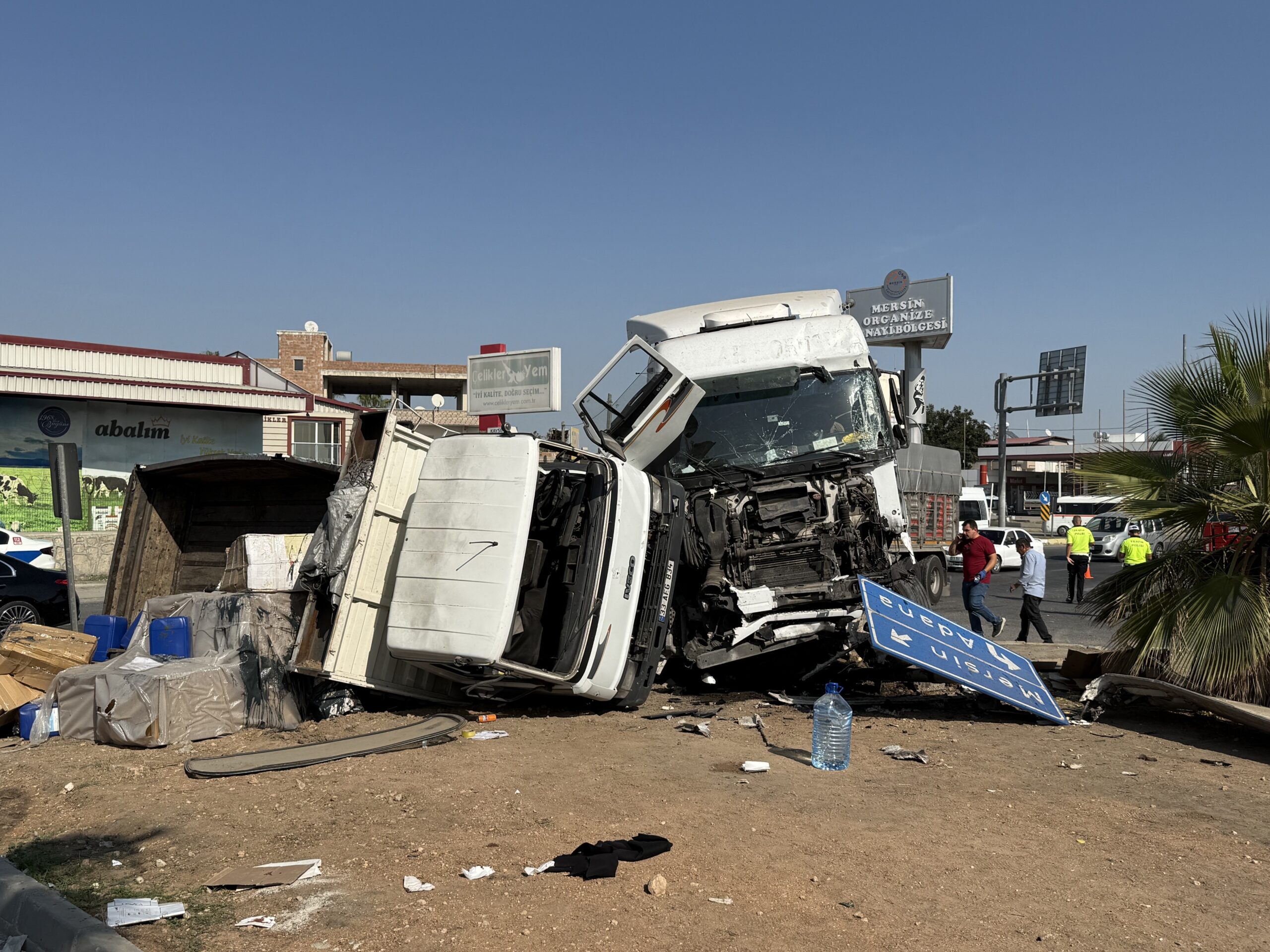 MERSİN’DE TIRLAR ZİNCİRLEME KAZA YAPTI: 2 YARALI