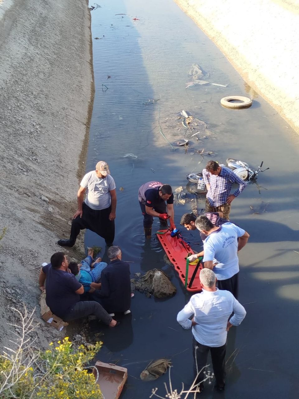 MOTOSİKLET SULAMA KANALINA DÜŞTÜ: 2 YARALI