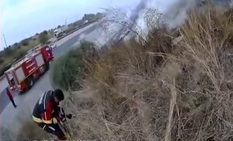 ADANA-MERSİN OTOYOLUNDA KONTROLDEN ÇIKAN OTOMOBİL ALEV ALDI