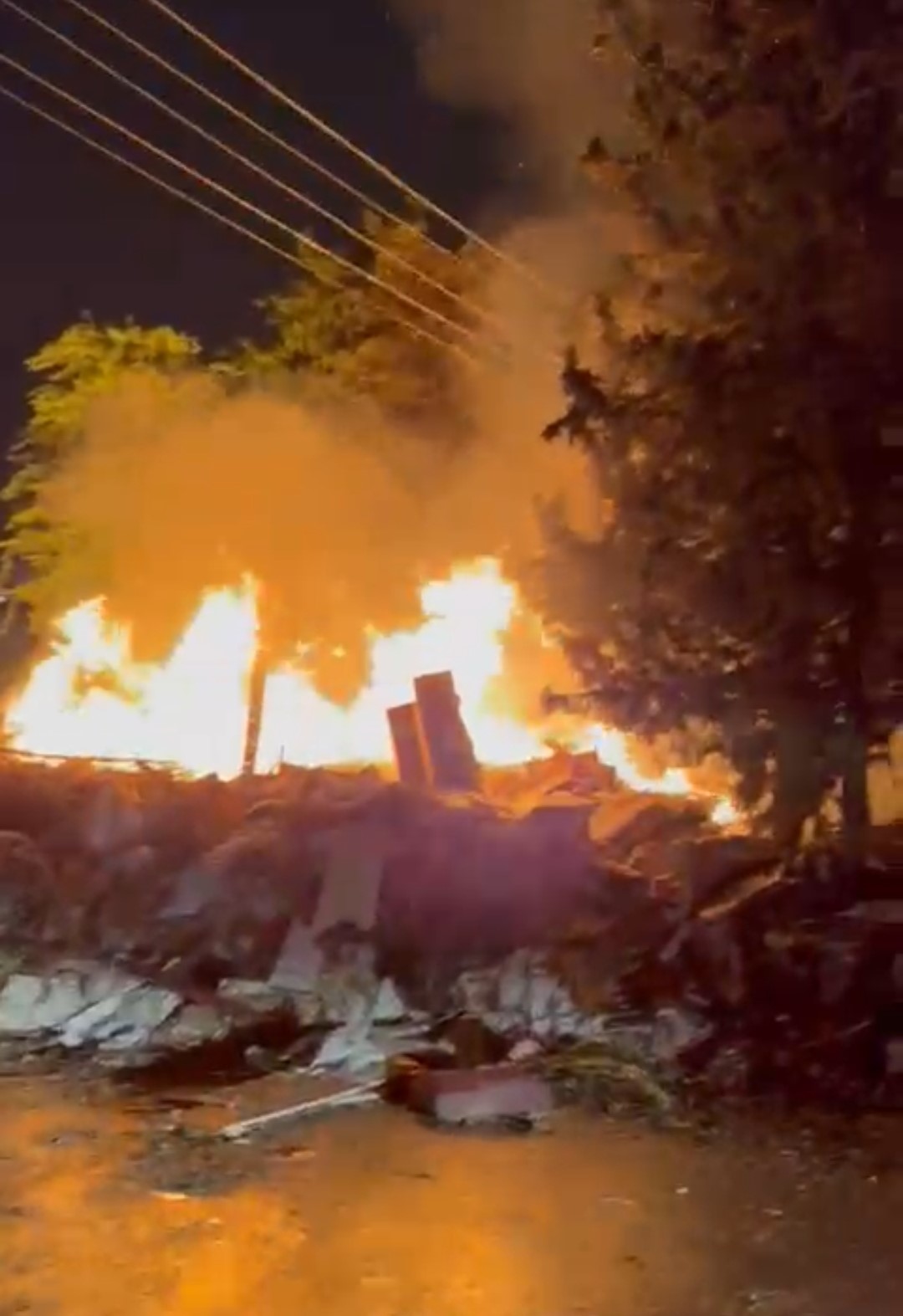 ADANA’DA DÜŞEN YILDIRIMLAR YANGINA NEDEN OLDU