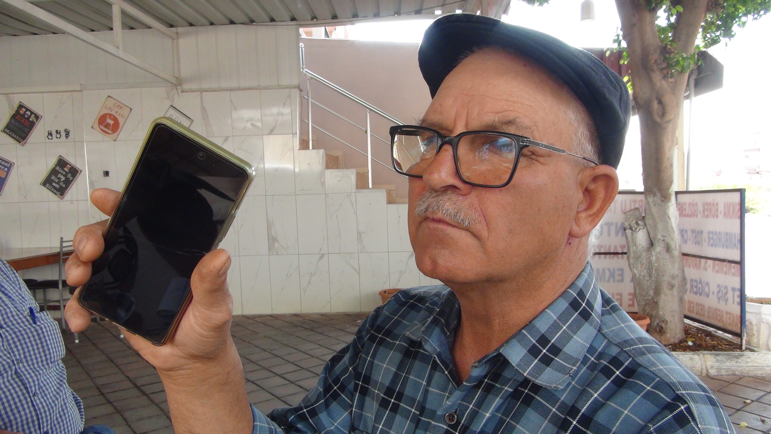 MERSİN’DE BİR KİŞİ YER ALTI SU KAYNAKLARINI BULABİLİYOR, BULDUĞUNDA ELEKTRİK ÇARPMIŞA DÖNÜYOR