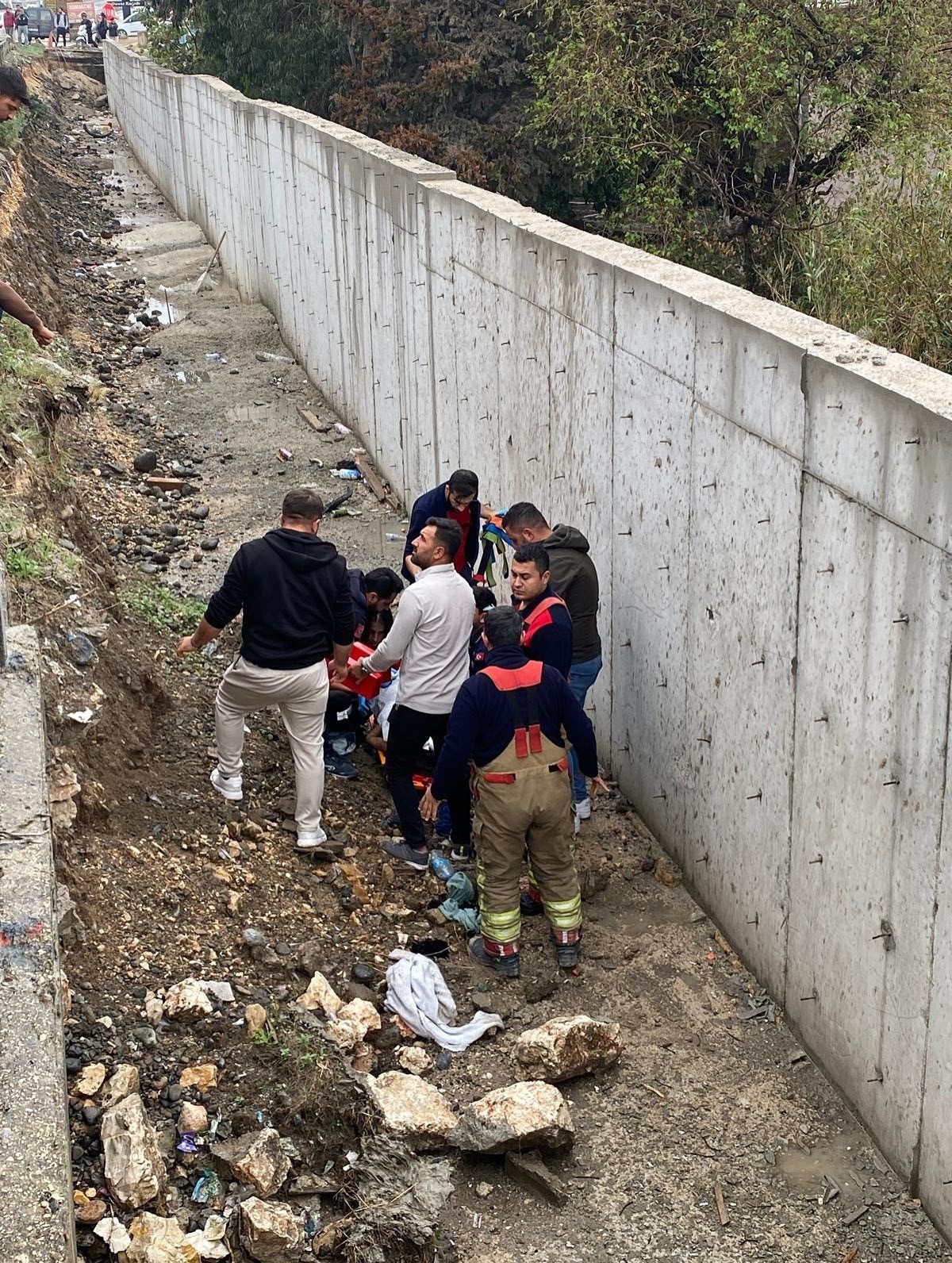 HATAY’DA HAFİF TİCARİ ARACIN ÇARPTIĞI GENÇ KADIN, KANALA DÜŞEREK HAYATINI KAYBETTİ