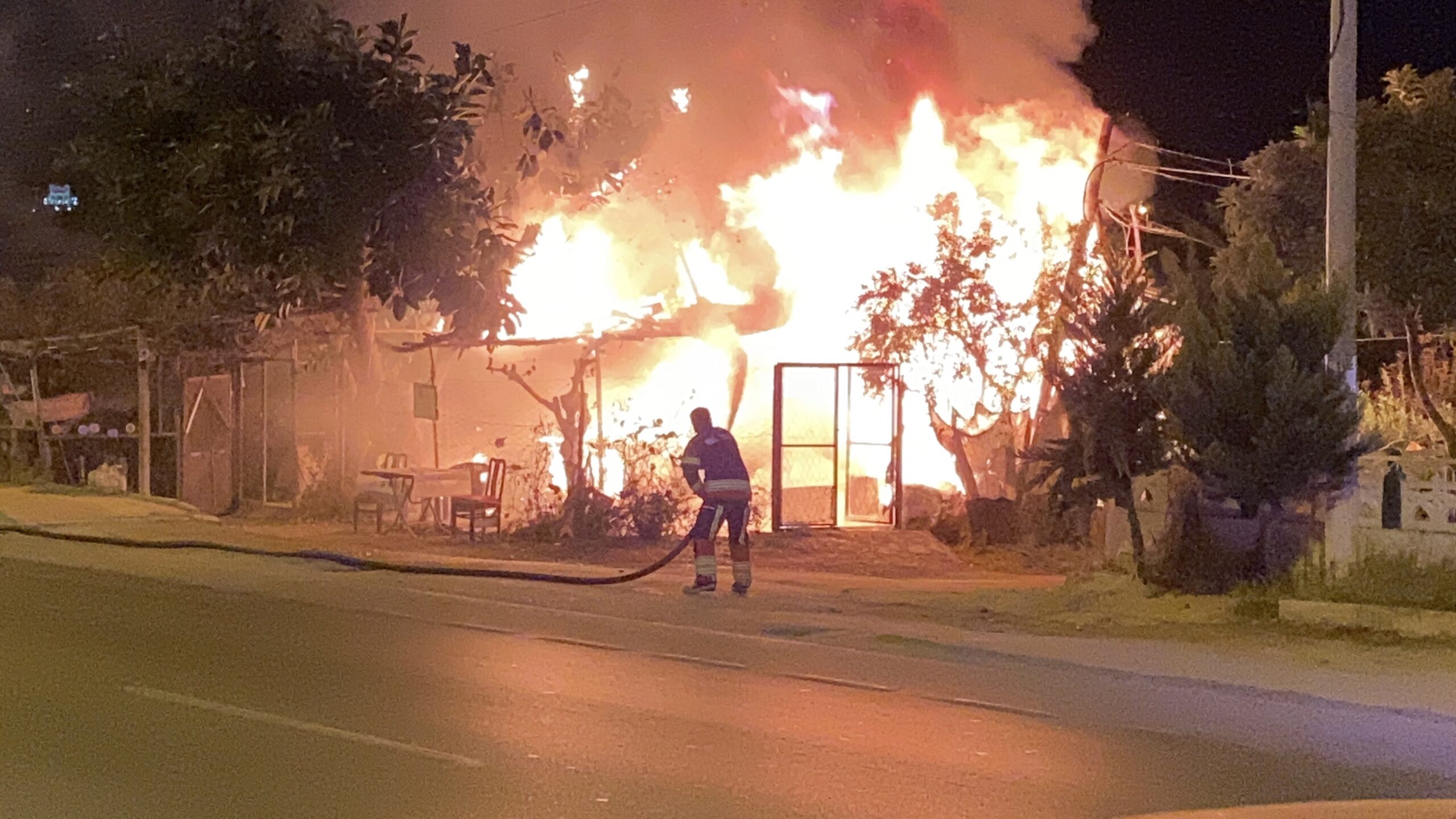 HOBİ BAHÇESİNDEKİ BARAKA ALEV ALEV YANDI