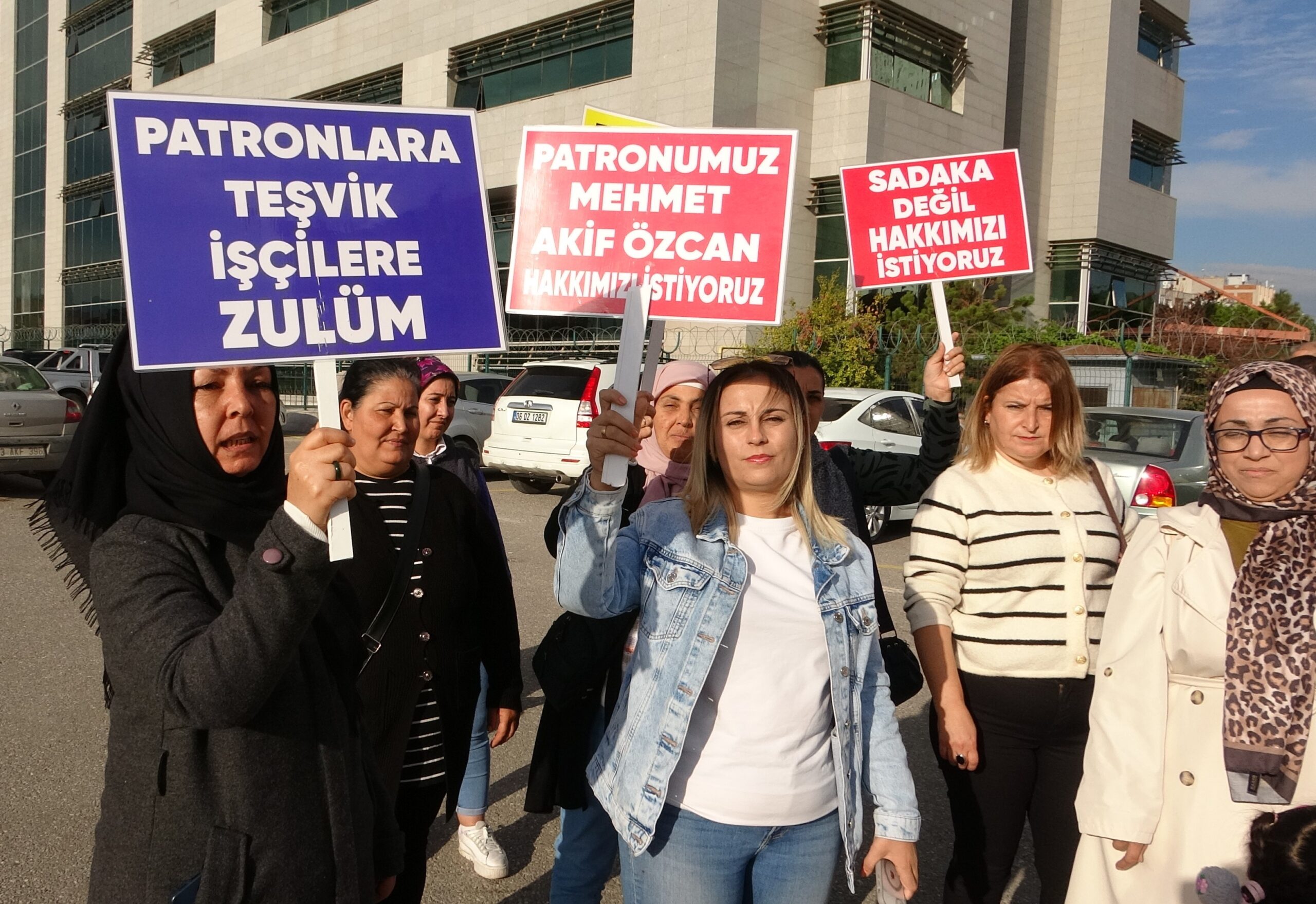 Mersin’de maaşlarını alamayan işçiler, adliye önünde açıklama yaptı