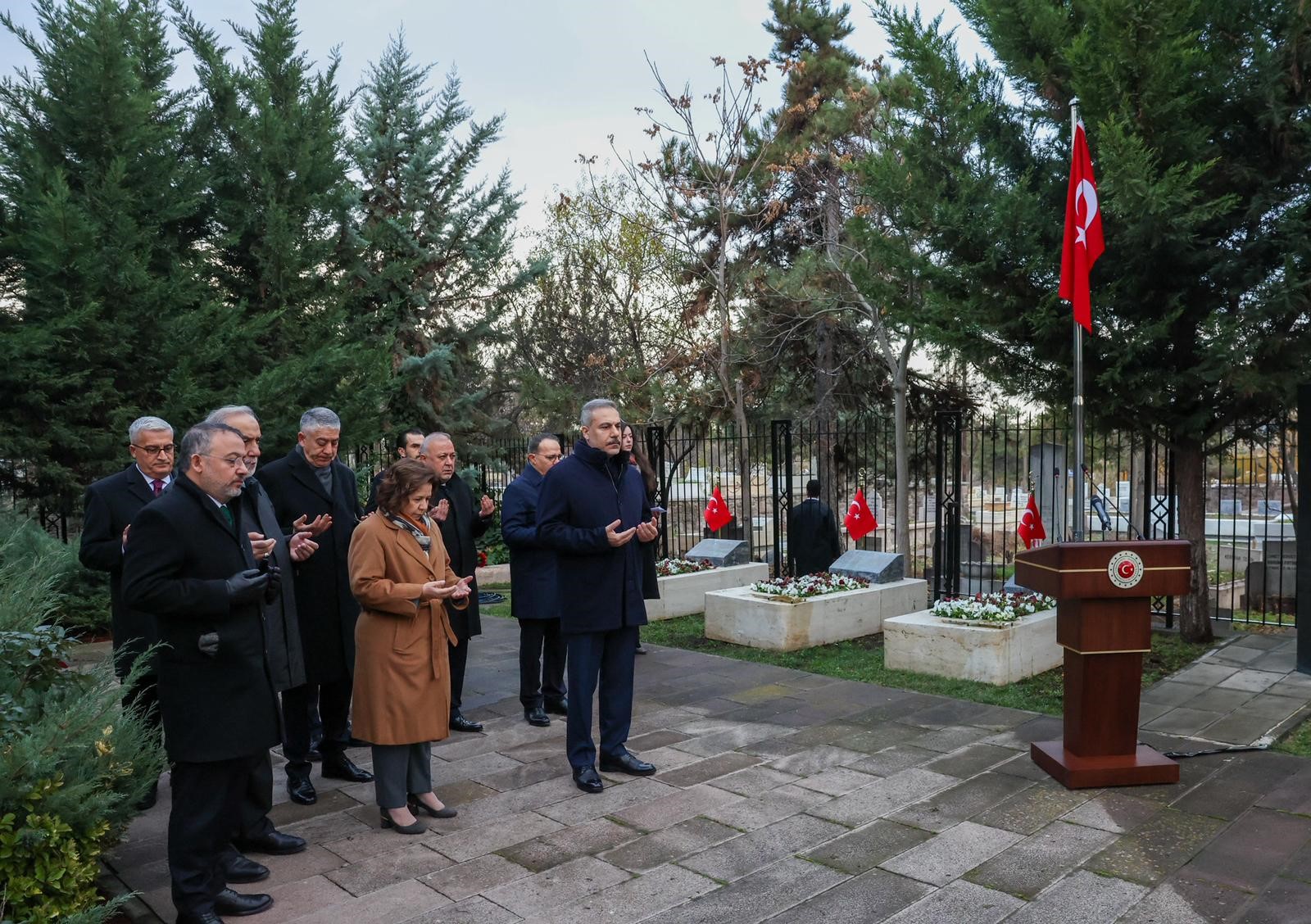 Bakan Fidan, 16.Büyükelçiler Konferansı öncesi Dışişleri Şehitliği’ni ziyaret etti