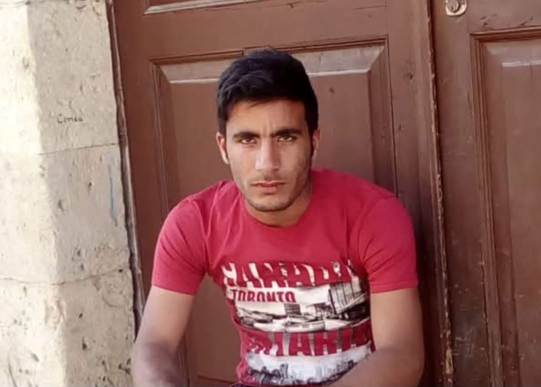 Ağabeyi geri manevra yaparken kamyonun altında kalan genç hayatını kaybetti