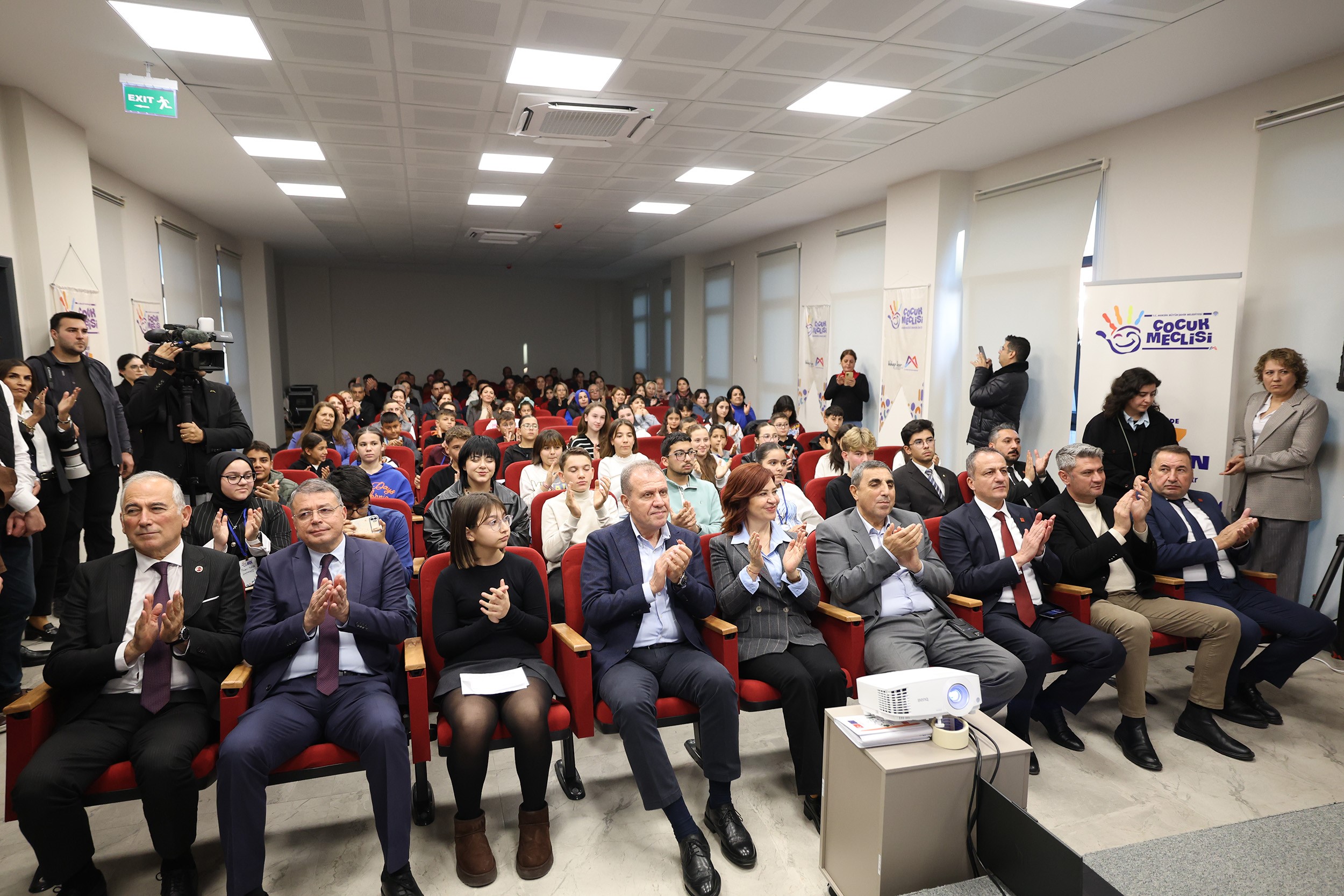 Mersin’de Çocuk Meclisi üyeleri sertifikalarını Başkan Seçer’den aldı