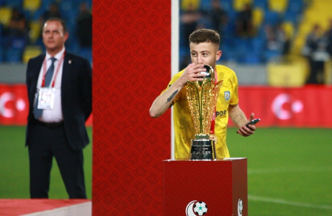 KOCAELİ’DE SİLAHLI SALDIRI:1’İ FUTBOLCU 3 YARALI