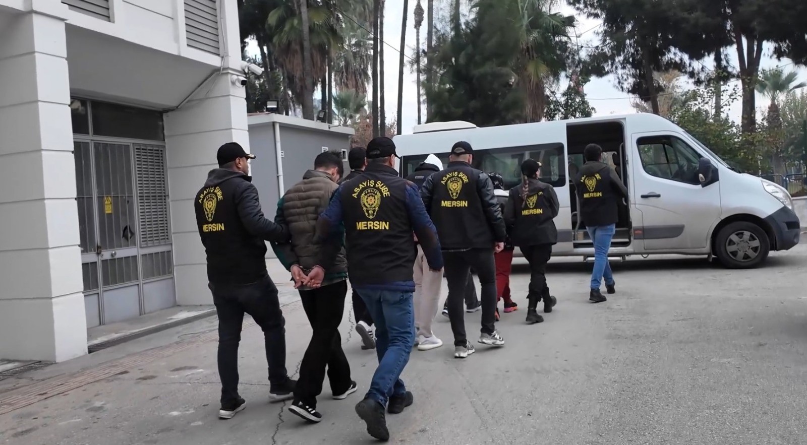 Yabancıların pasaportlarına el koyup fuhuş yaptıran şebeke çökertildi: 3 tutuklama