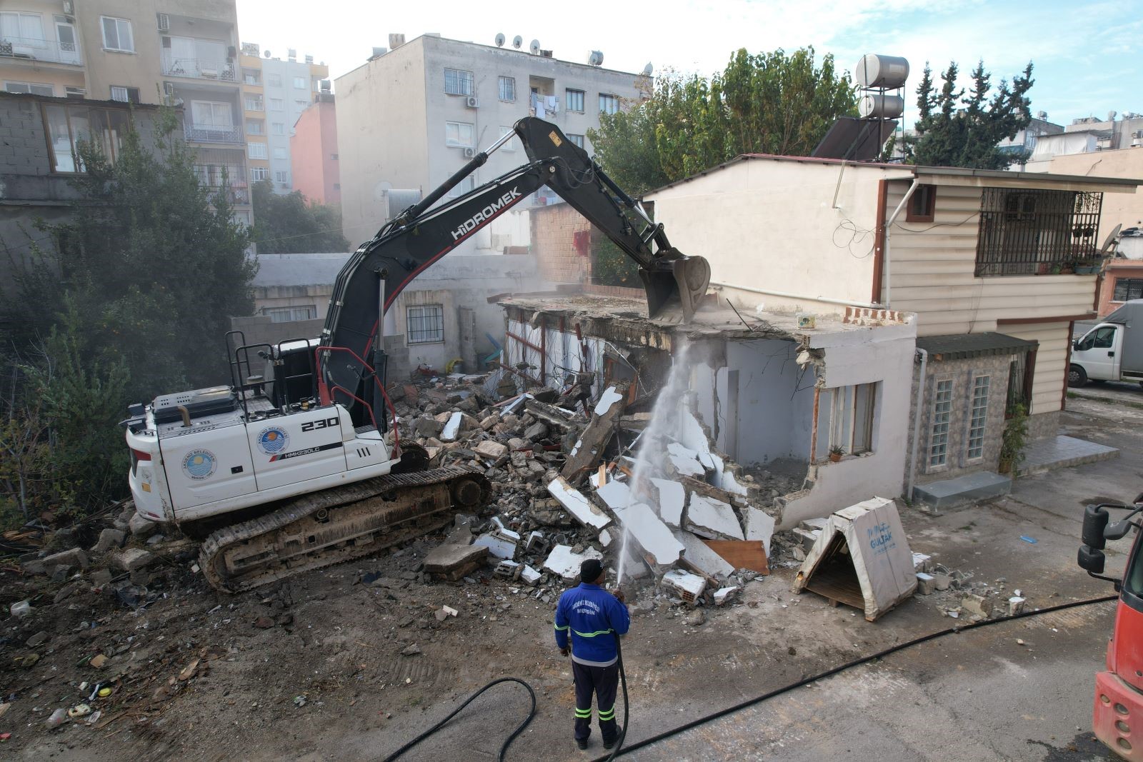 Mersin’de ağır hasarlı bina kontrollü şekilde yıkıldı