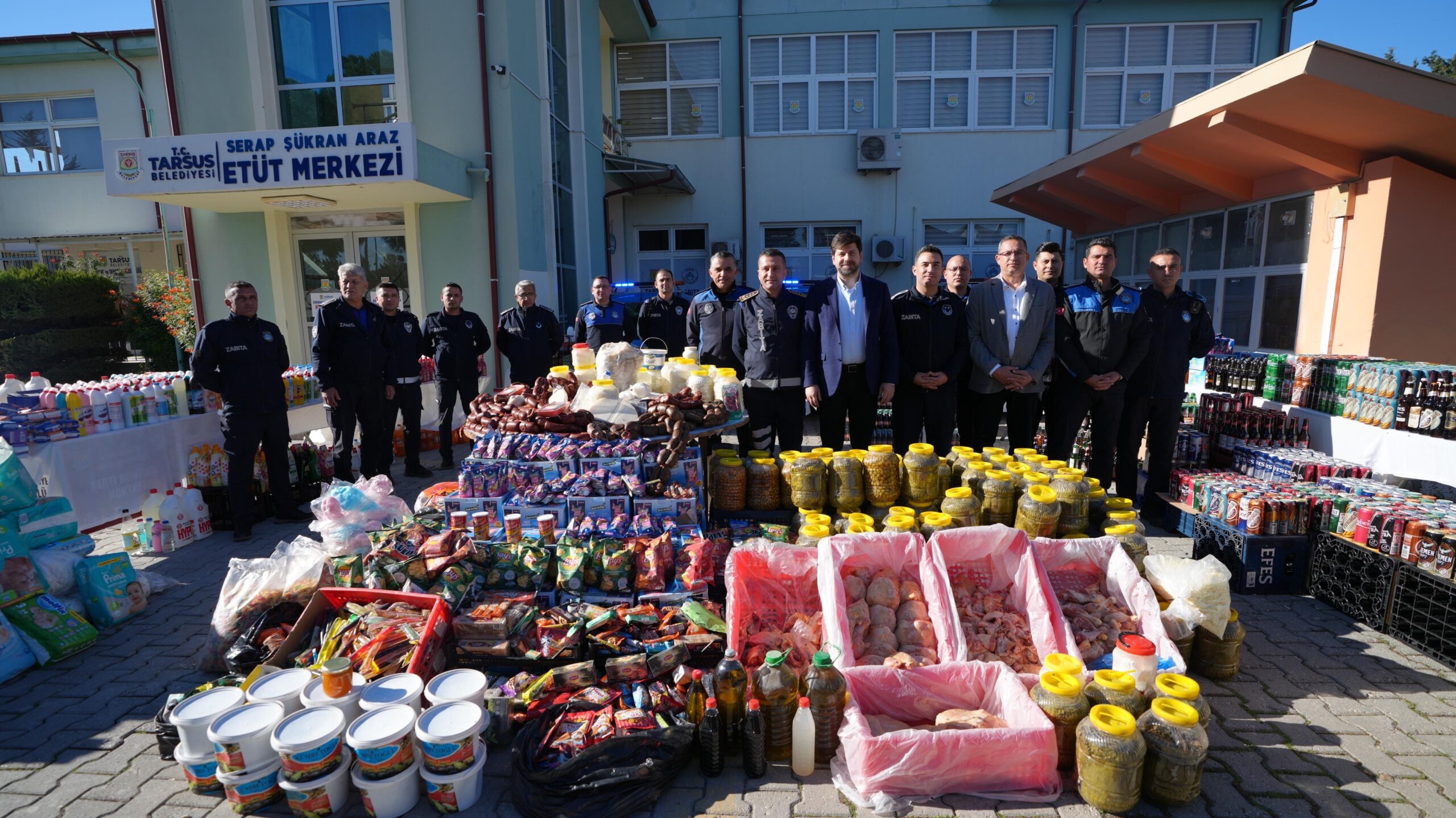 TARSUS’TA HALK SAĞLIĞINI TEHDİT EDEN ON BİNLERCE ÜRÜN TOPLATILDI