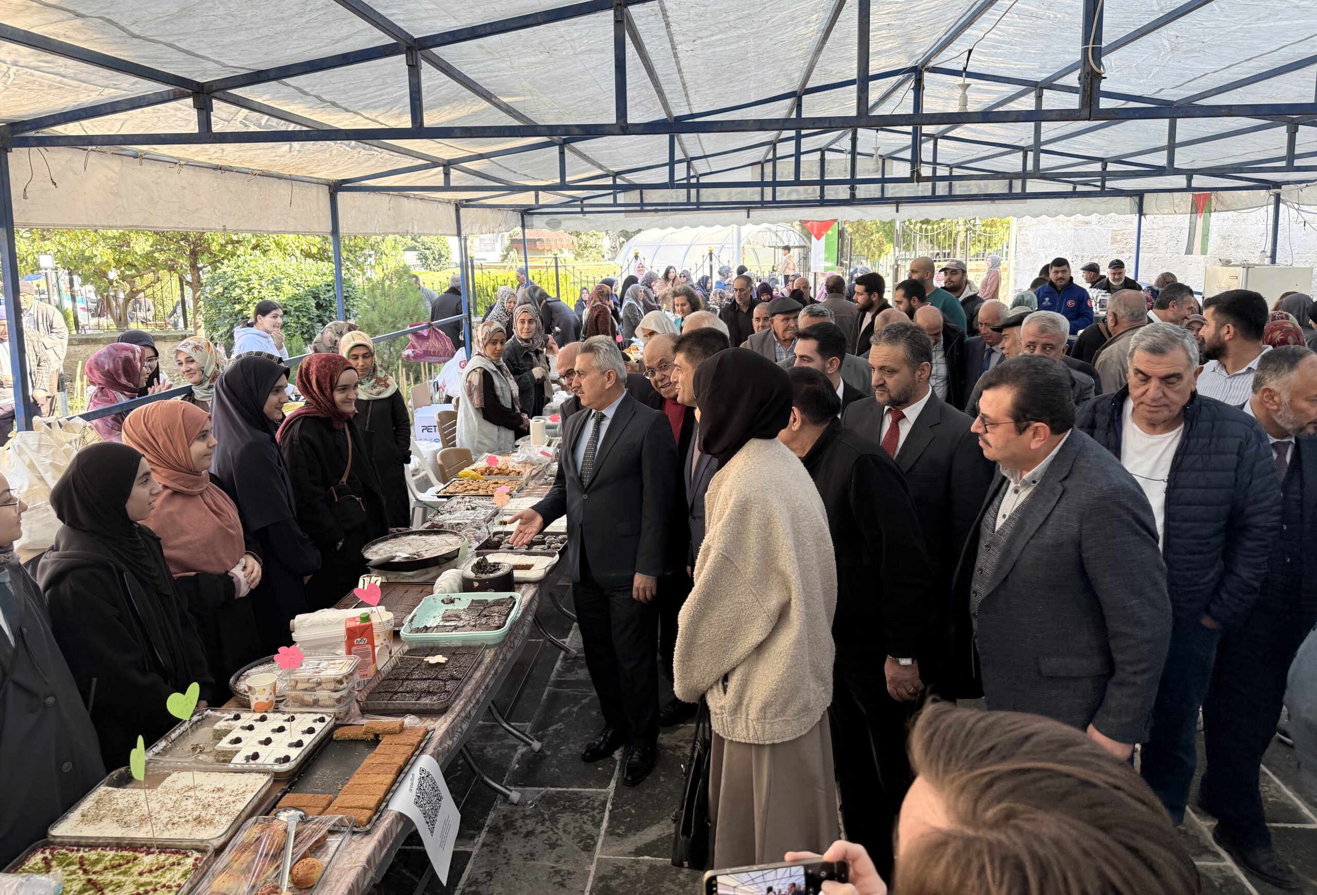 Tarsus’ta Gazze’ye destek amaçlı hayır çarşısı kuruldu