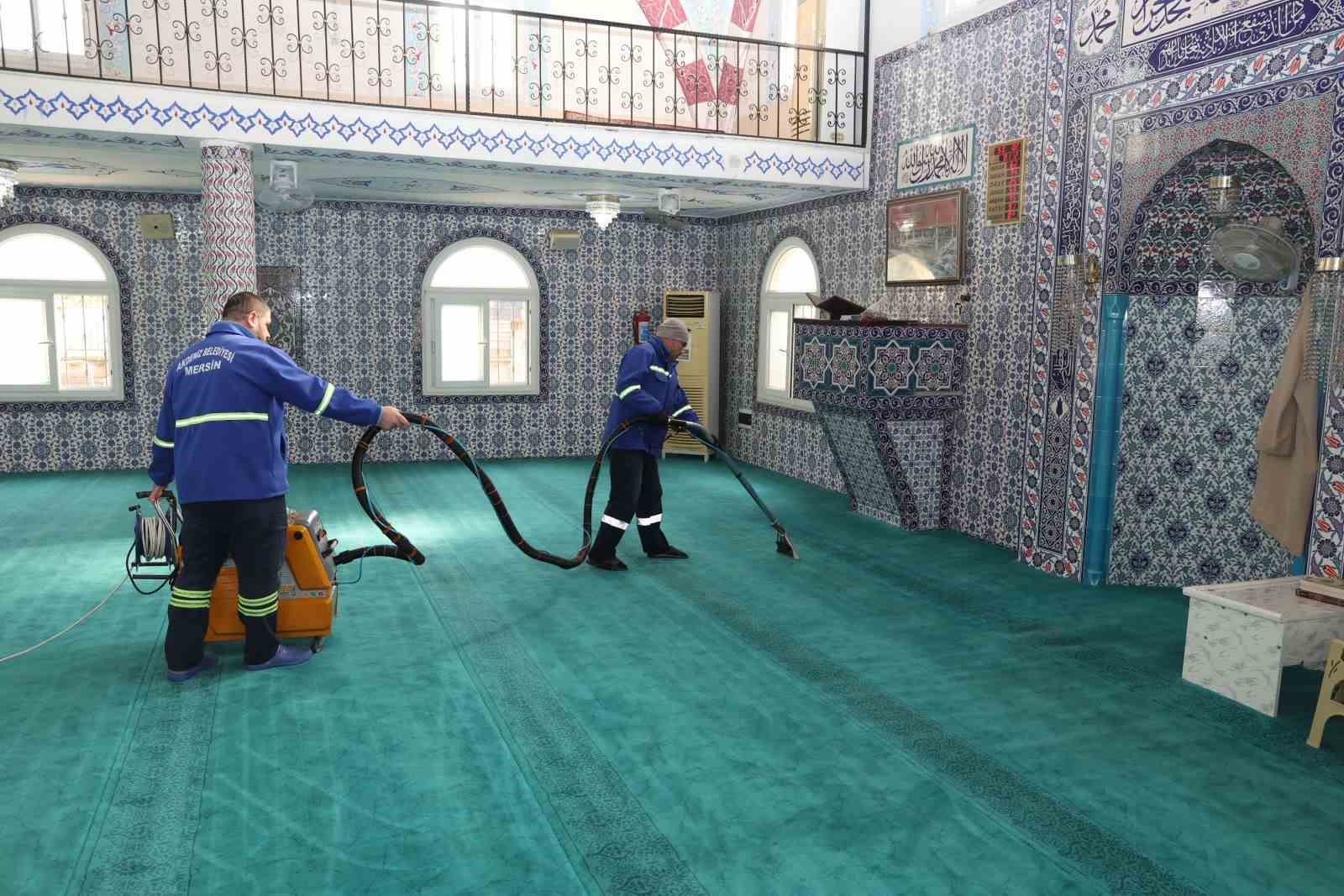 AKDENİZ’DE İBADETHANELER PERİYODİK OLARAK TEMİZLENİYOR