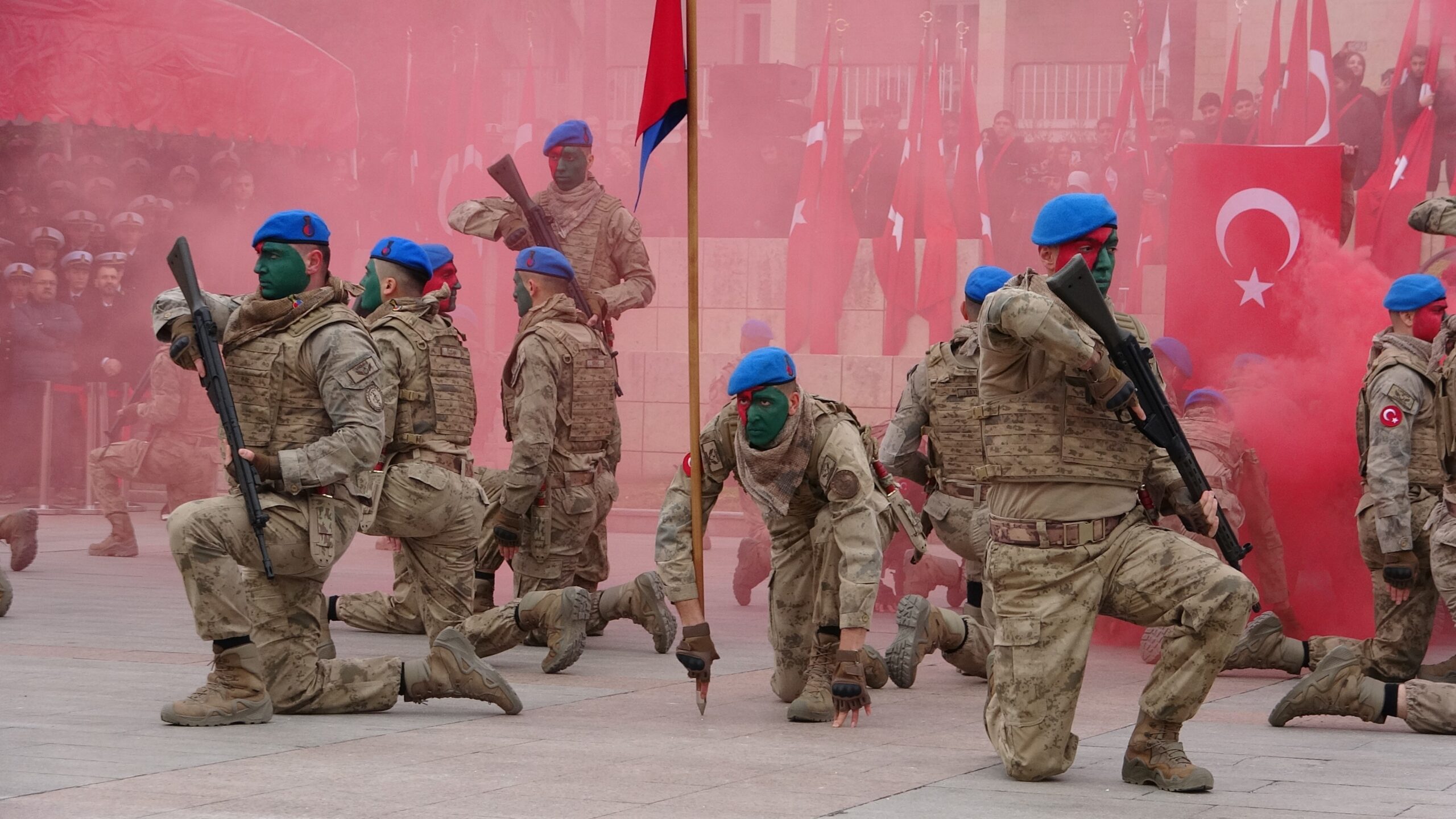 MERSİN’DE COŞKULU KURTULUŞ YIL DÖNÜMÜ: JÖAK HELİKOPTER İLE ‘ÜZÜM SALKIMI’ GÖSTERİSİ YAPTI