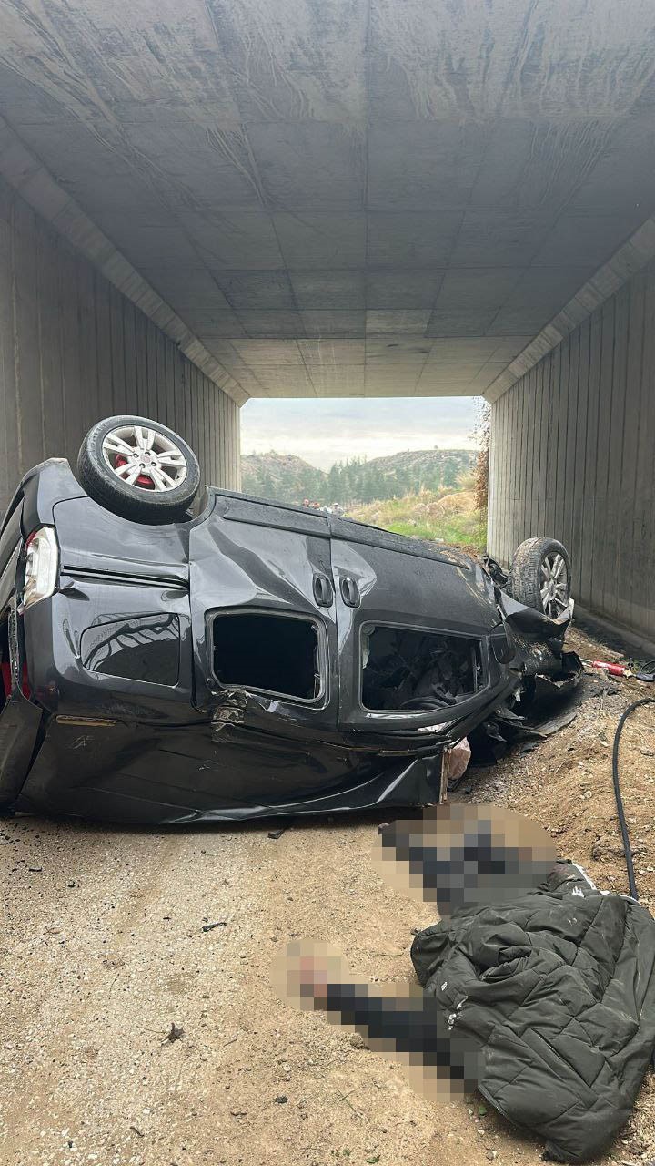 ARAÇ OTOYOL KÖPRÜSÜNDEN DÜŞTÜ: 2 ÖLÜ, 3 YARALI