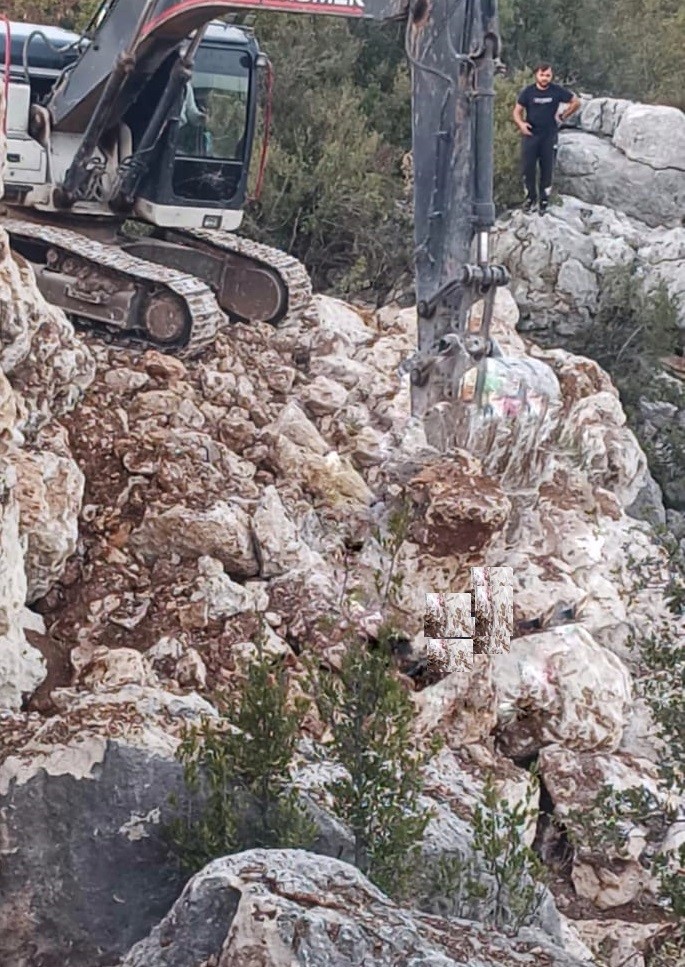 KAYA DUVAR YIKILDI, ALTINDA KALAN GENÇ HAYATINI KAYBETTİ