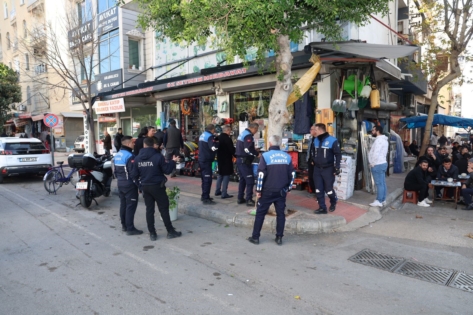 AKDENİZ’DE KALDIRIM VE YOL İŞGALİNE GEÇİT YOK