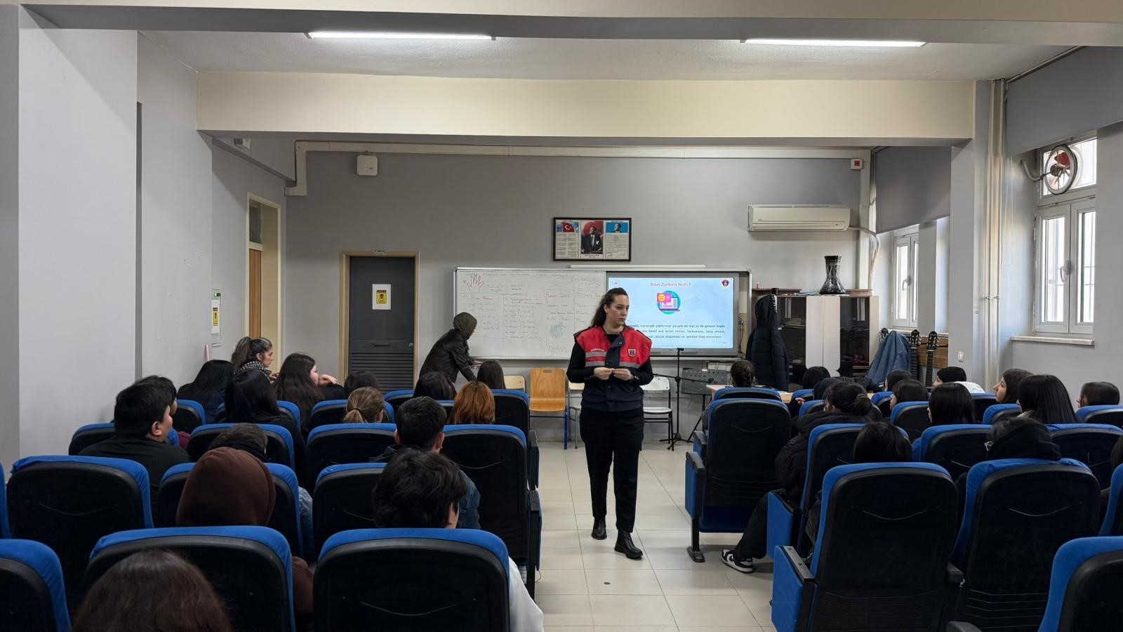 JANDARMADAN LİSE ÖĞRENCİLERİNE SİBER FARKINDALIK EĞİTİMİ