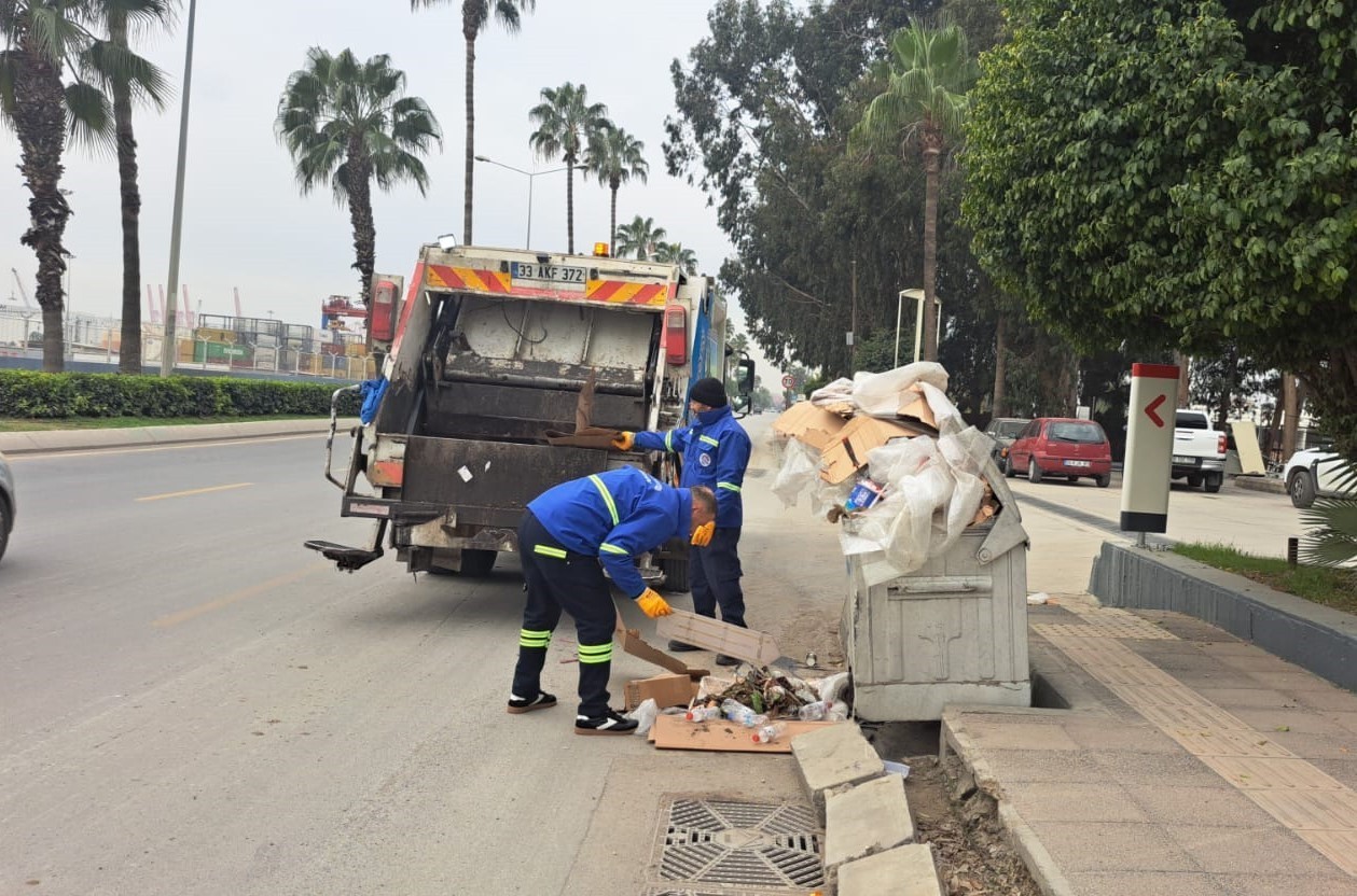 AKDENİZ’DE ÇEVRE TEMİZLİĞİ ARALIKSIZ SÜRÜYOR