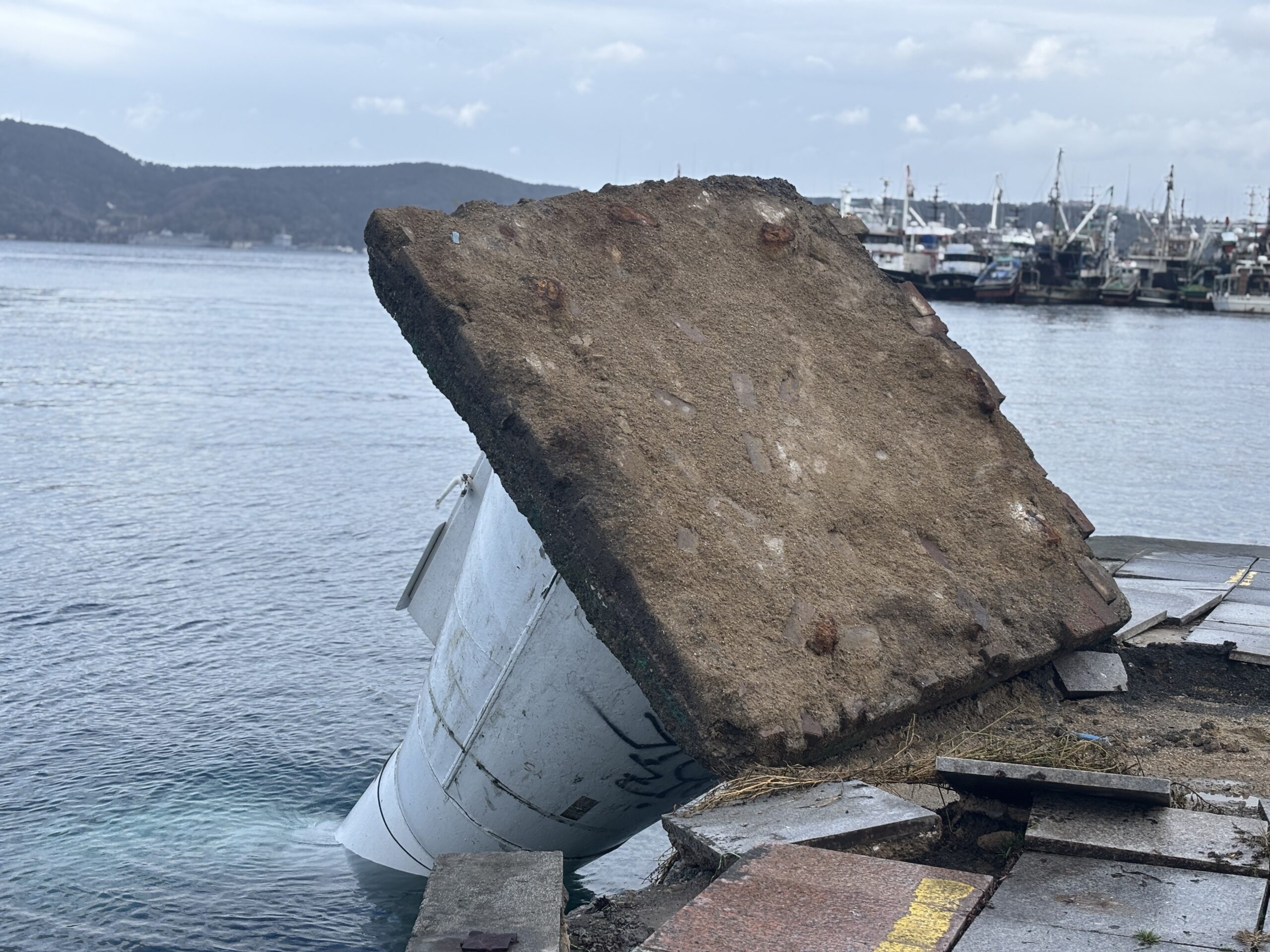 SARIYER’DEKİ ŞİDDETLİ FIRTINA DENİZ FENERİNİ DEVİRDİ