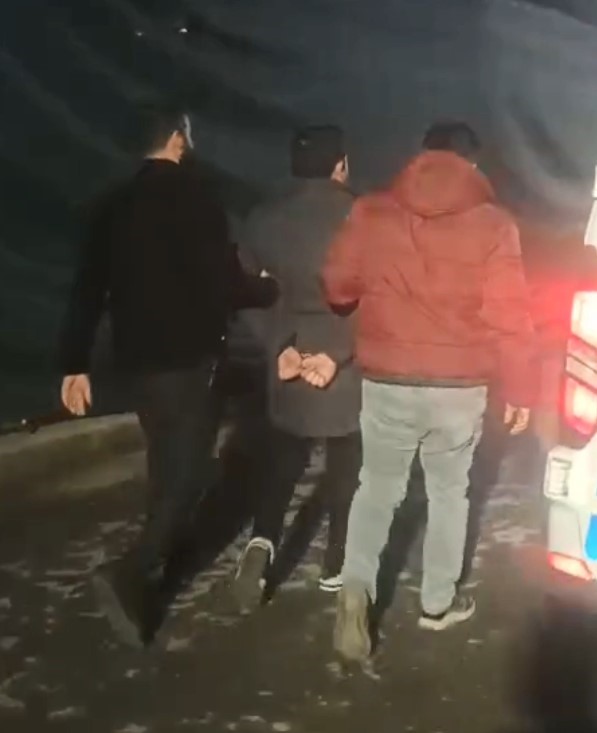 MERSİN’DE TRAFİKTE TARTIŞMA TUTUKLAMA İLE BİTTİ: SOPALI ALKOLLÜ SÜRÜCÜNÜN EHLİYETİ ALINDI, 14 BİN TL DE CEZA KESİLDİ