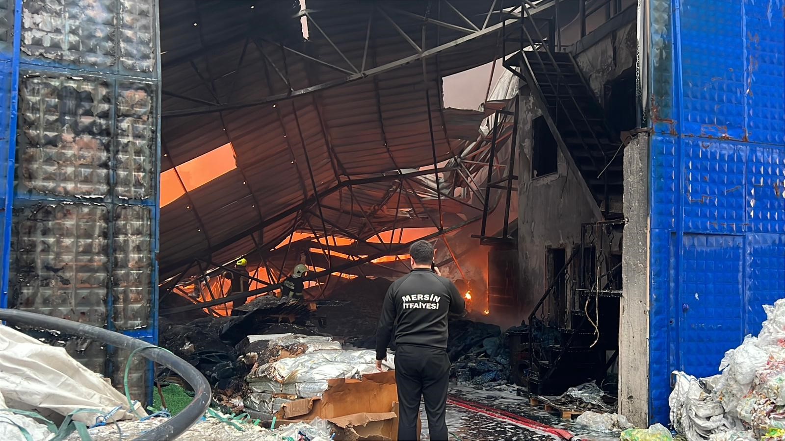 MERSİN’DE PLASTİK HAM MADDE DEPOSUNDA YANGIN: ÇOK SAYIDA İTFAİYE EKİBİ MÜDAHALE EDİYOR