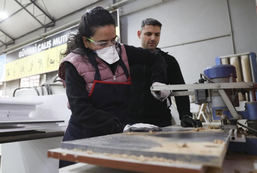 KADIN MOBİLYA USTALARI YETİŞİYOR: 12 YIL ÖĞRETMENLİKTEN SONRA MARANGOZ OLDU