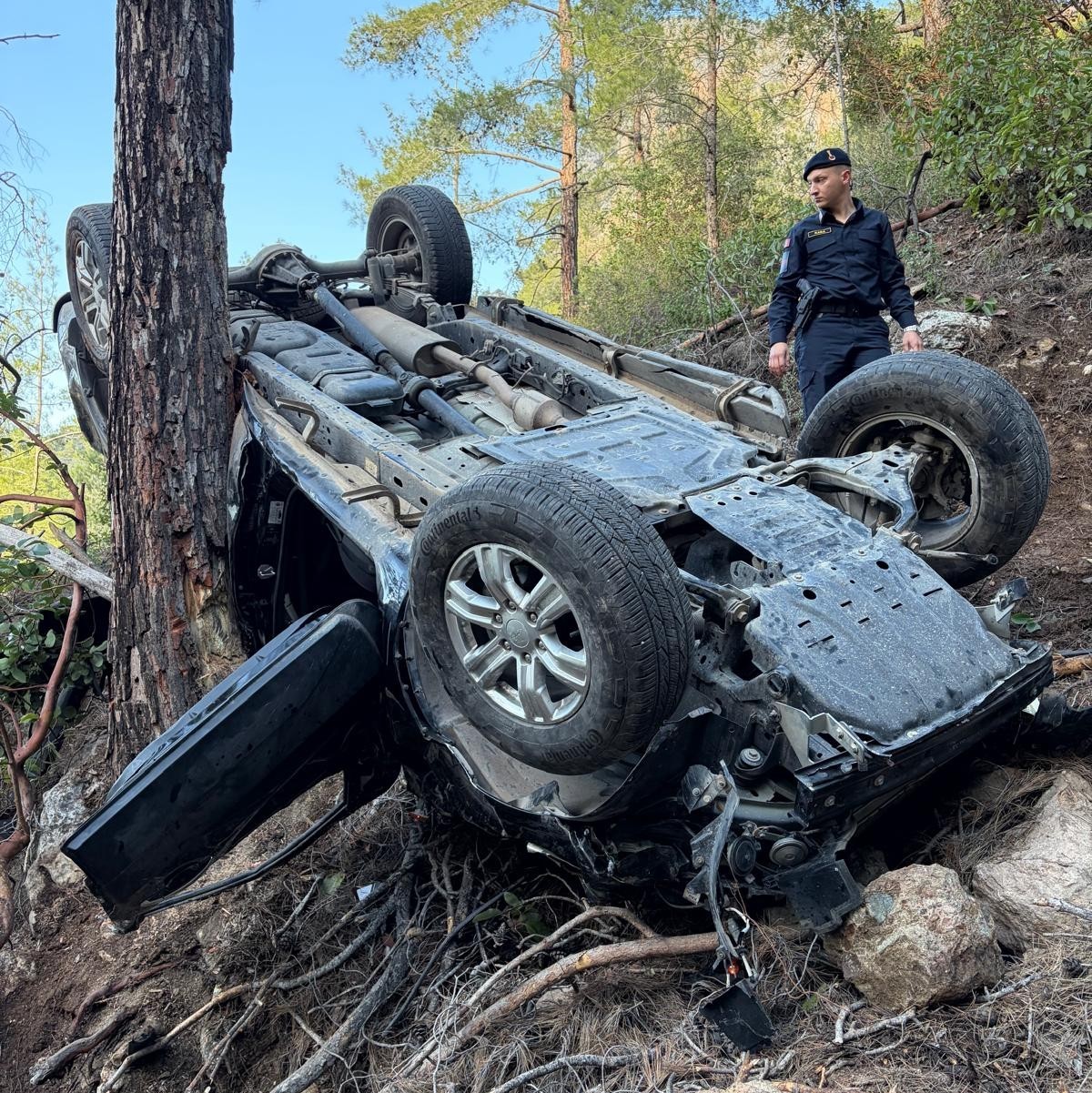 OTOMOBİL UÇURUMA YUVARLANDI, ÇOCUK SÜRÜCÜ HAYATINI KAYBETTİ
