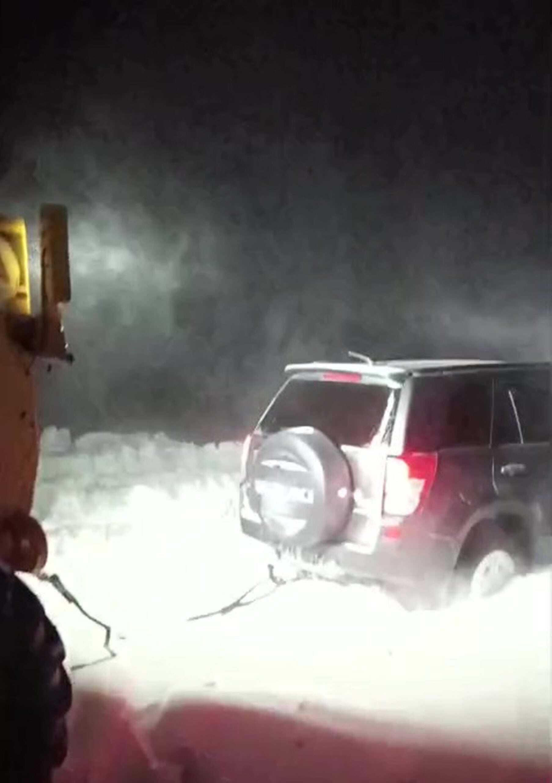 MERSİN’DE ARAÇLARIYLA KARLI YOLDA MAHSUR KALAN ÇİFT KURTARILDI