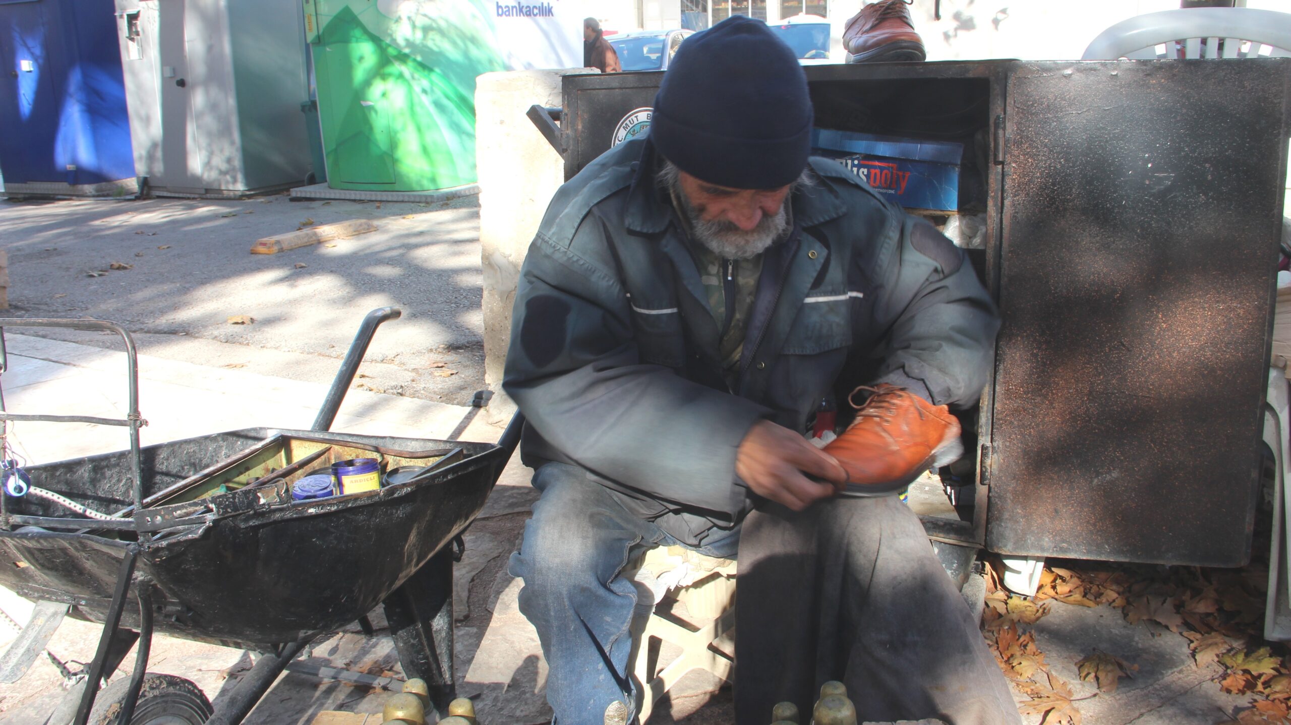 67 YAŞINDAKİ AYAKKABI BOYACISI EKMEK MÜCADELESİ VERİYOR