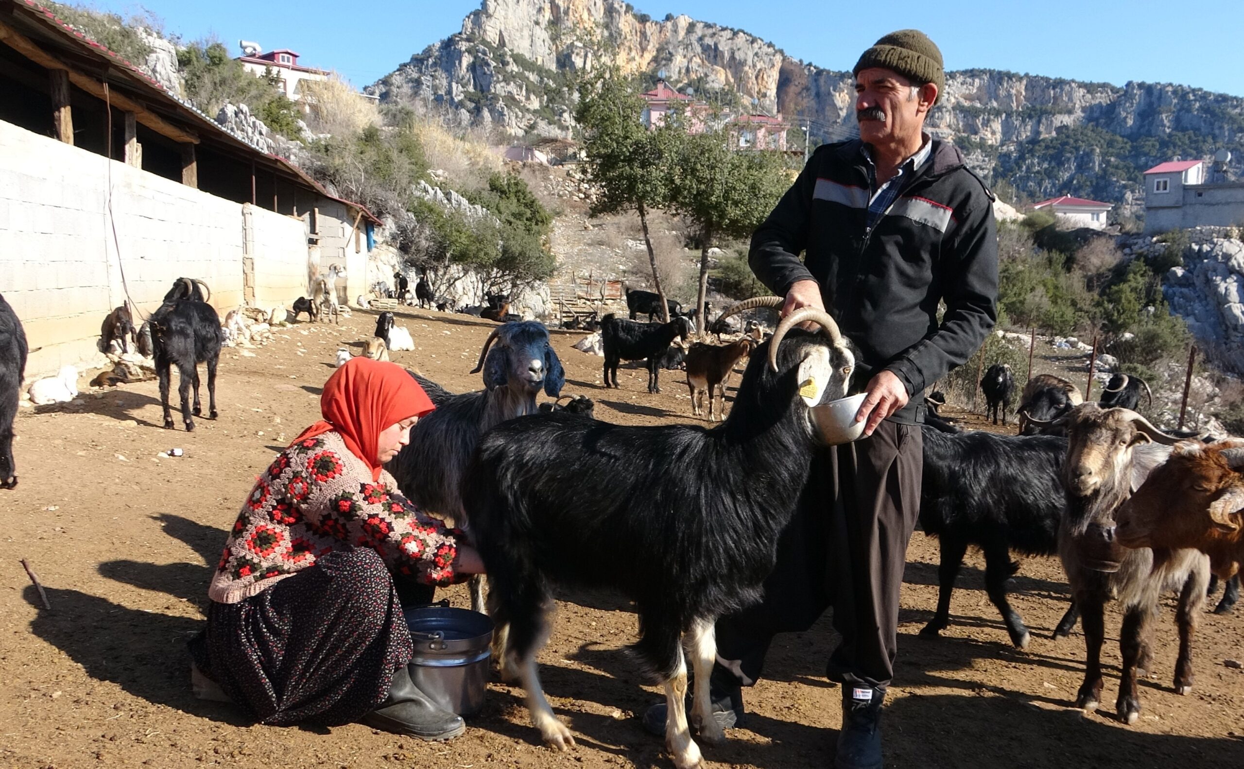 MERSİNLİ YÖRÜK KIZI, BABA MESLEĞİYLE KÜLTÜRÜNÜ YAŞATIYOR