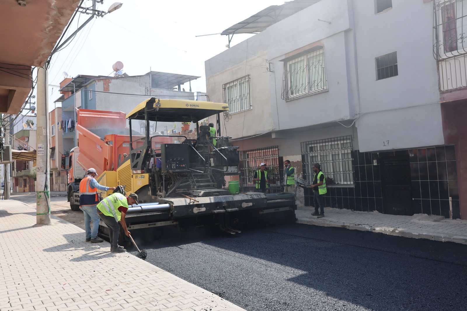 AKDENİZ’DE 65 MAHALLEDE KESİNTİSİZ YOL ÇALIŞMASI