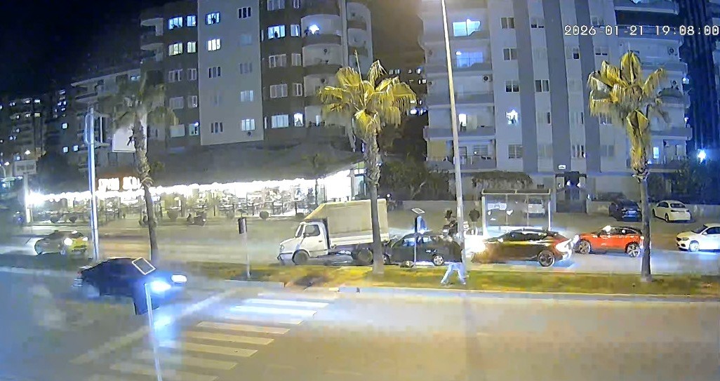 YAYAYA YOL VERMEK İSTERKEN ZİNCİRLEME KAZAYA NEDEN OLDU