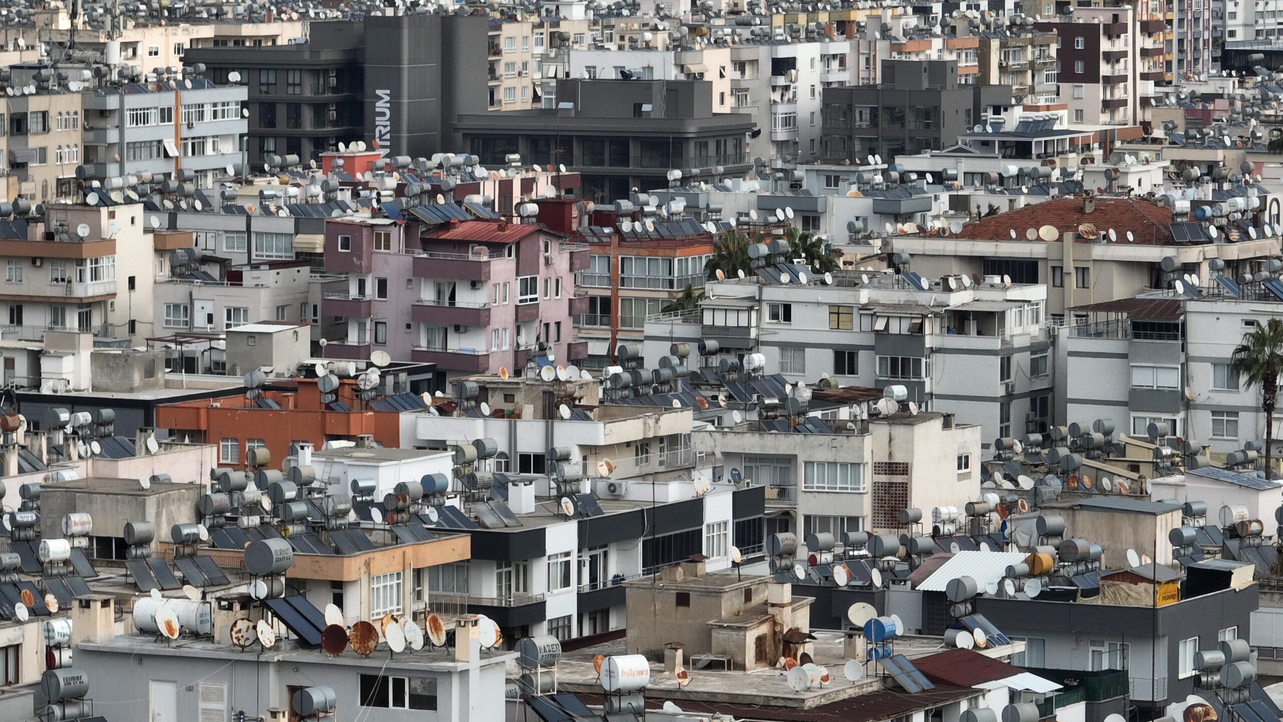 MERSİN GÜNEŞ ENERJİSİ İLE ISINIYOR