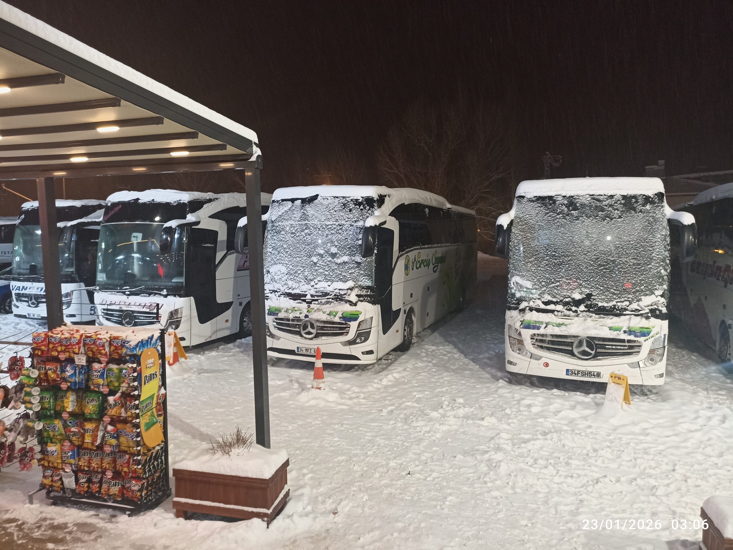 SİVAS’TA KAR ESARETİ: MAHSUR KALAN 700 KİŞİ OKUL YURTLARINA YERLEŞTİRİLDİ