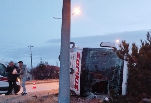 BURDUR’DA YOLCU OTOBÜSÜ DEVRİLDİ: 12 YARALI