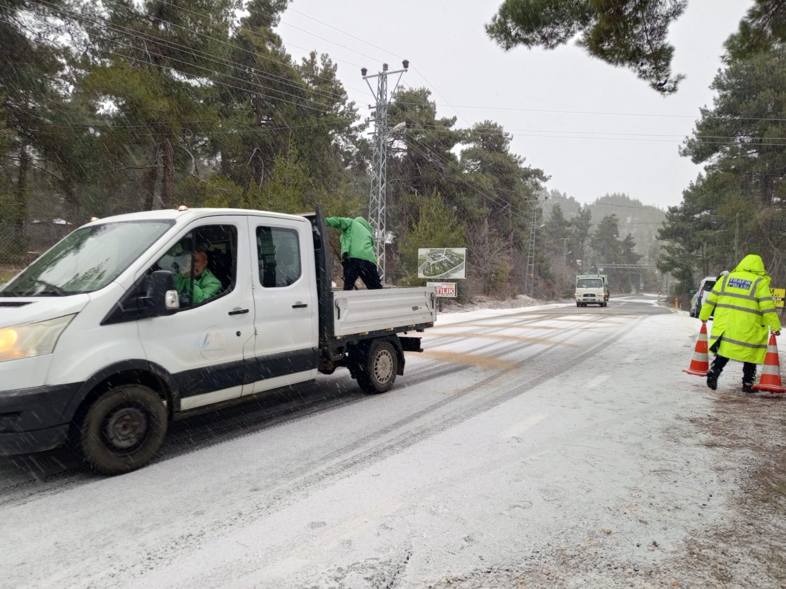 MERSİN BÜYÜKŞEHİR BELEDİYESİ EKİPLERİ KARLA MÜCADELEYE BAŞLADI