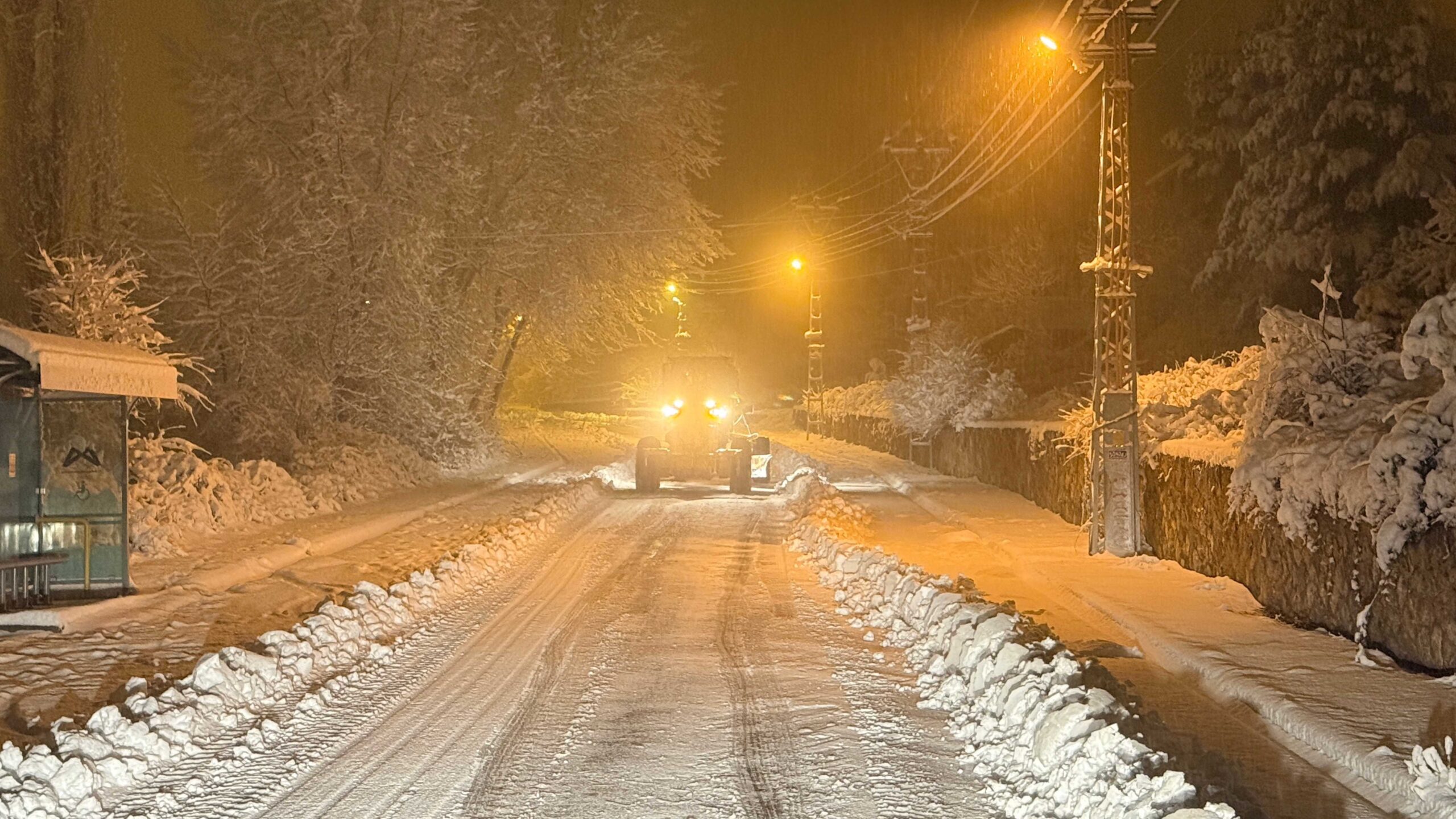 TARSUS’TA KARLA MÜCADELE: EKİPLER GECE BOYUNCA SAHADAYDI