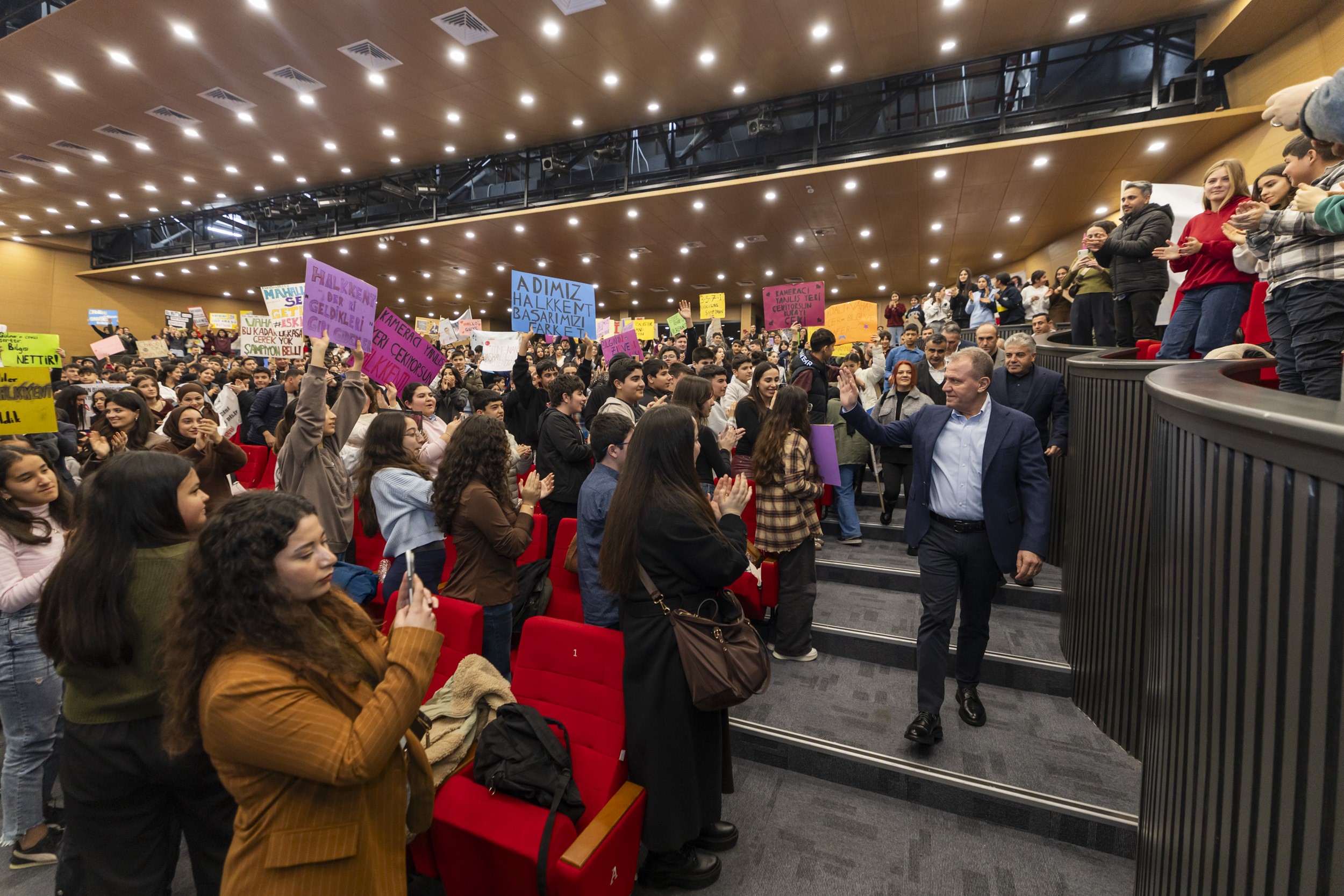 SEÇER: “MERSİN, EĞİTİMLİ GENÇLERLE DAHA DA GELİŞECEK”